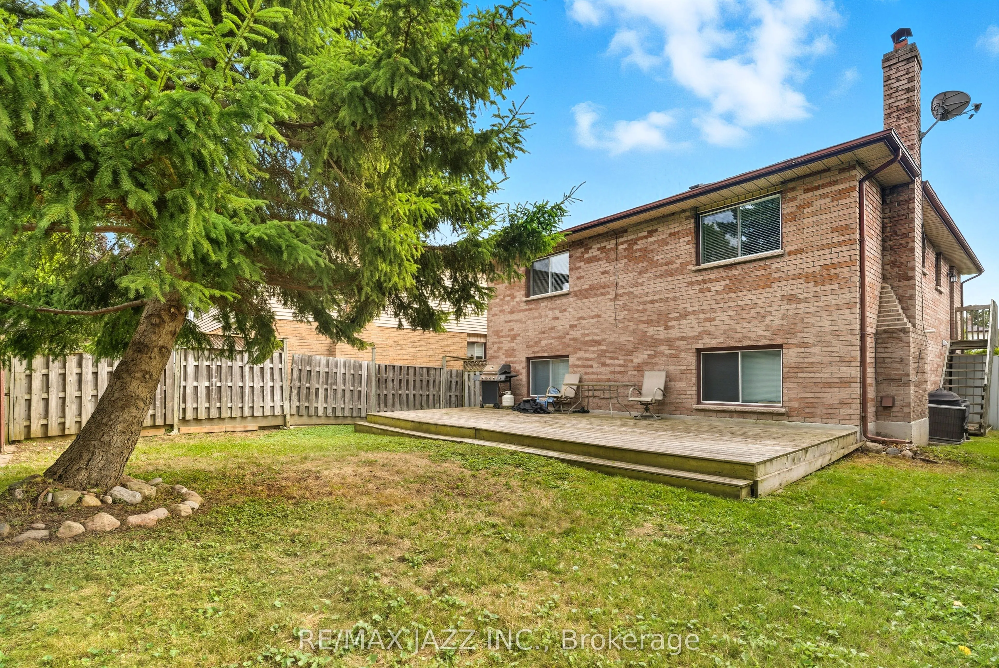 8 Oban Court, #upper level