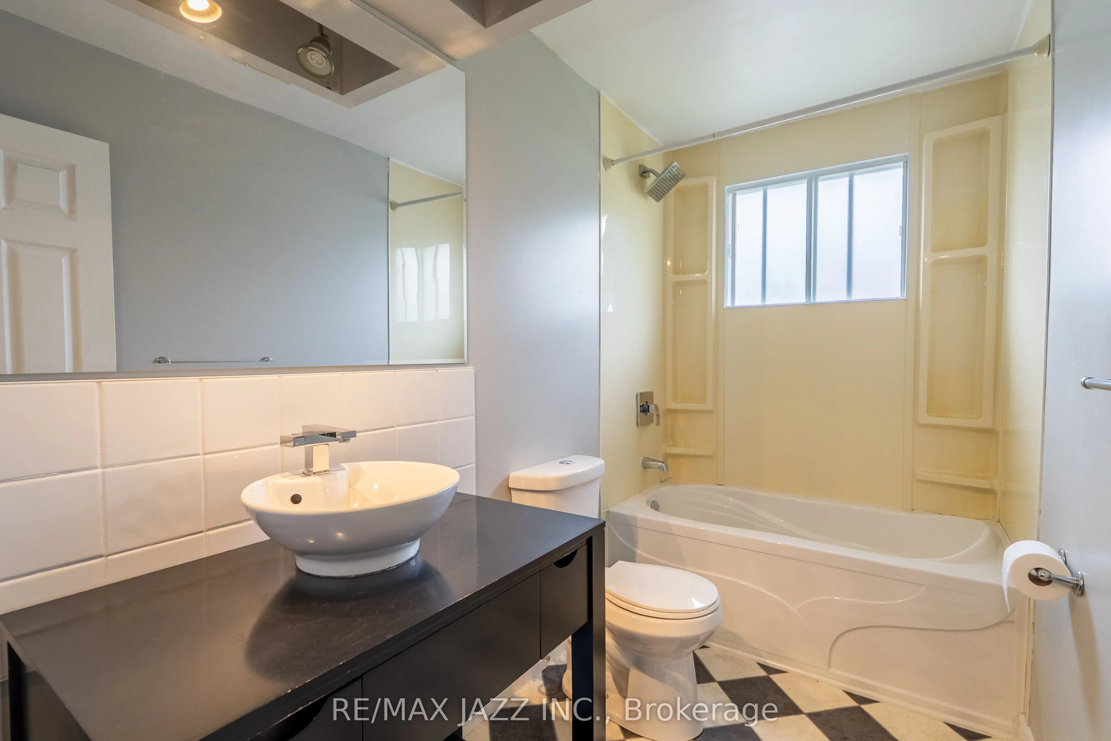 8 Oban Court, #upper level