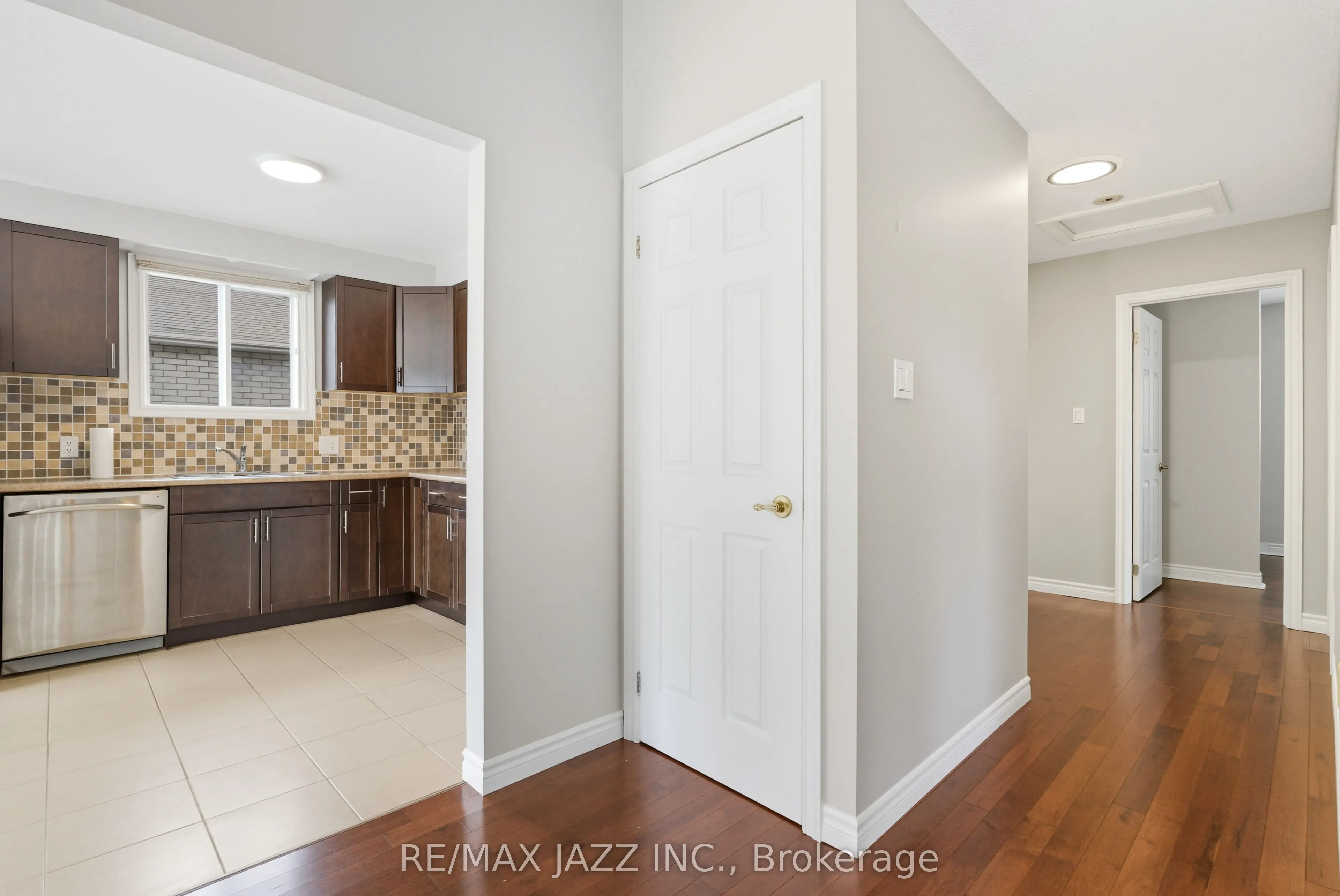 8 Oban Court, #upper level