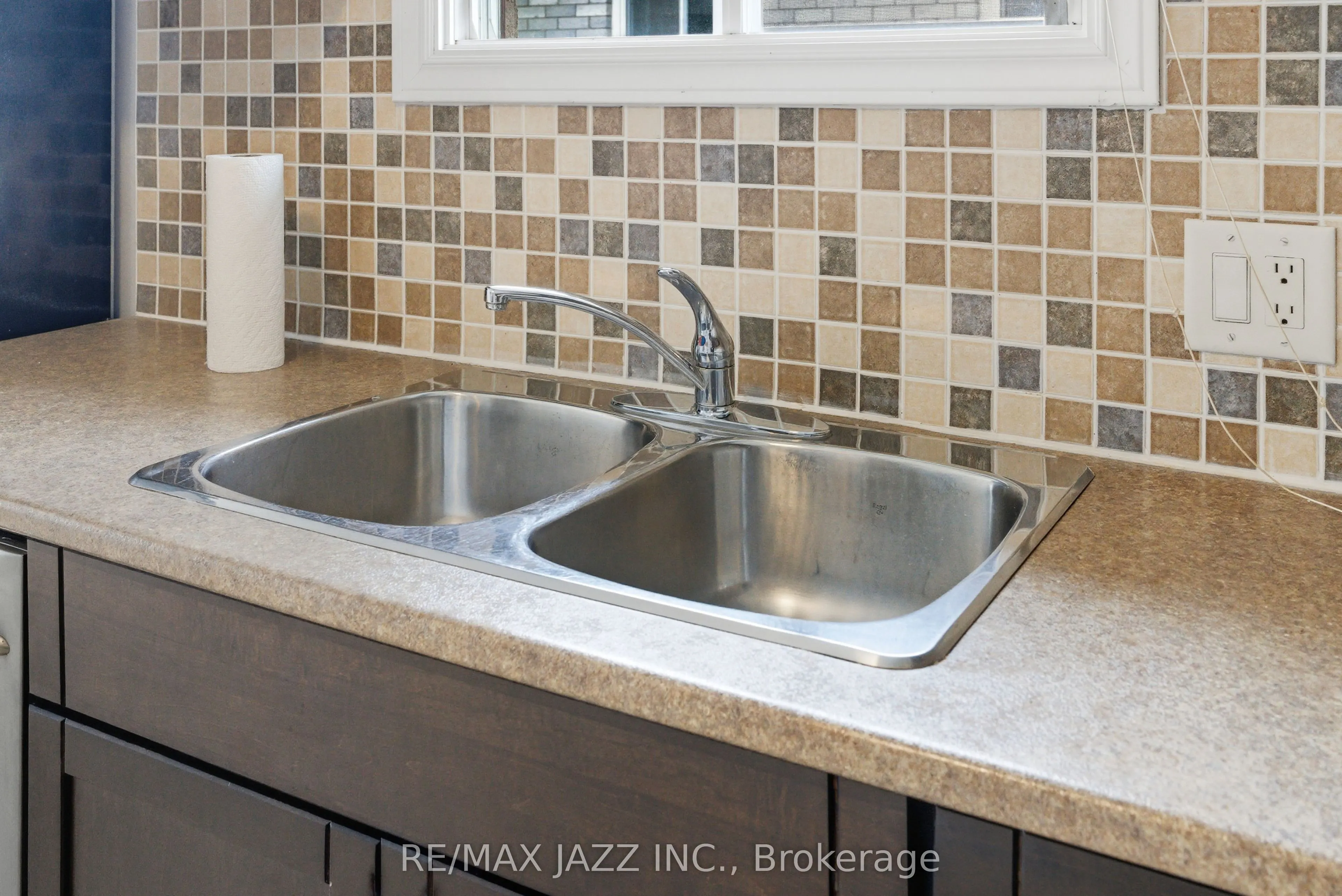 8 Oban Court, #upper level