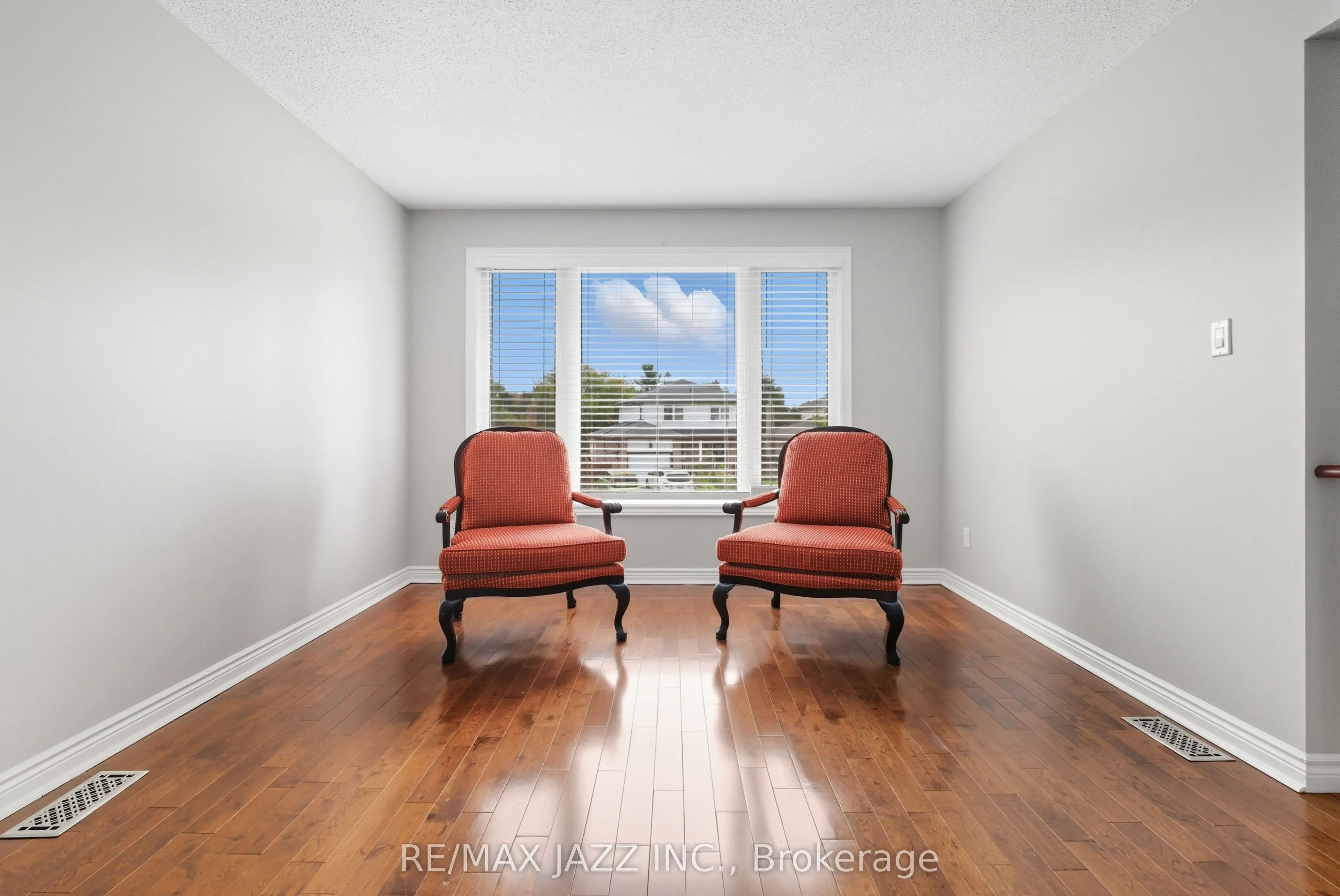 8 Oban Court, #upper level
