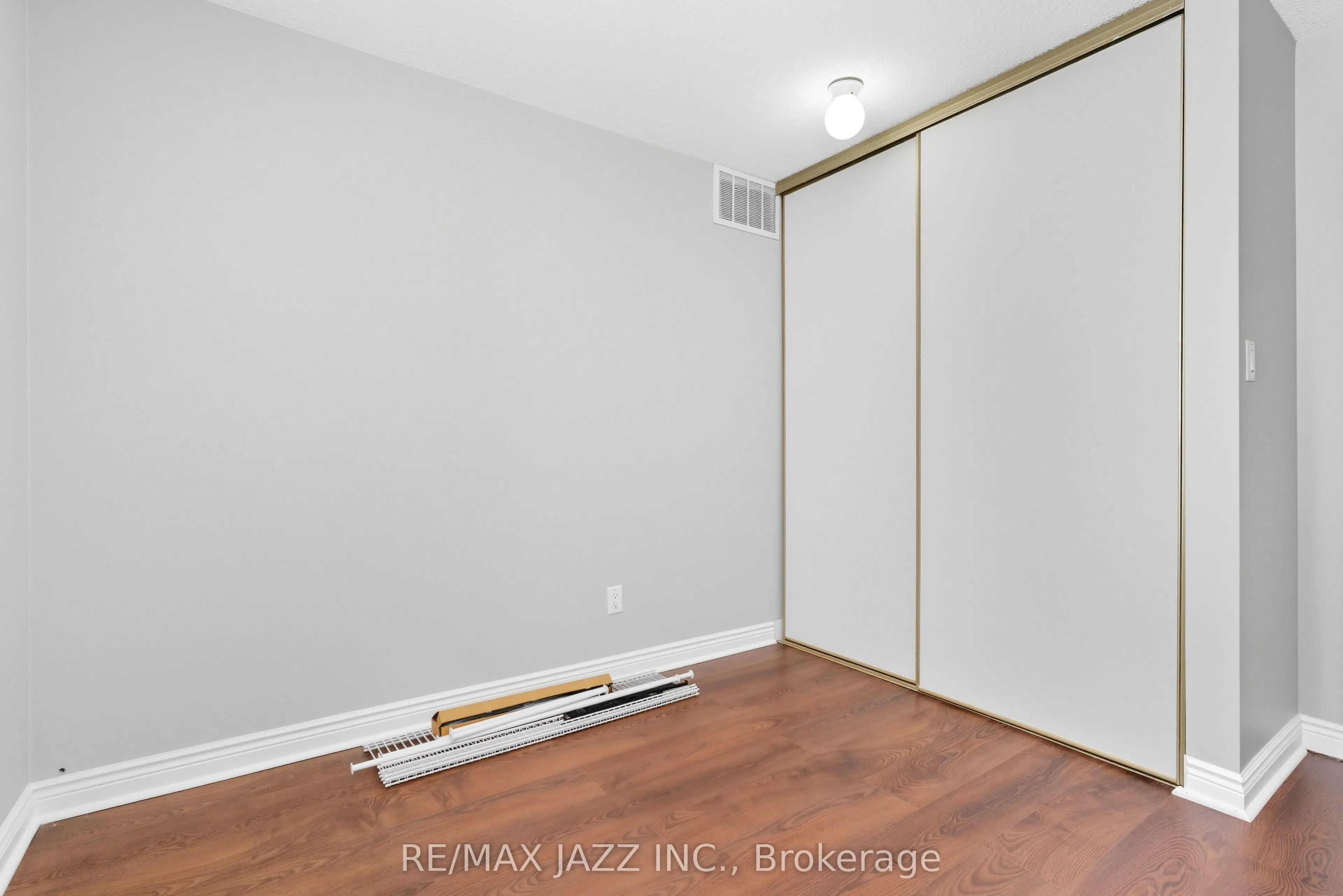8 Oban Court, #upper level