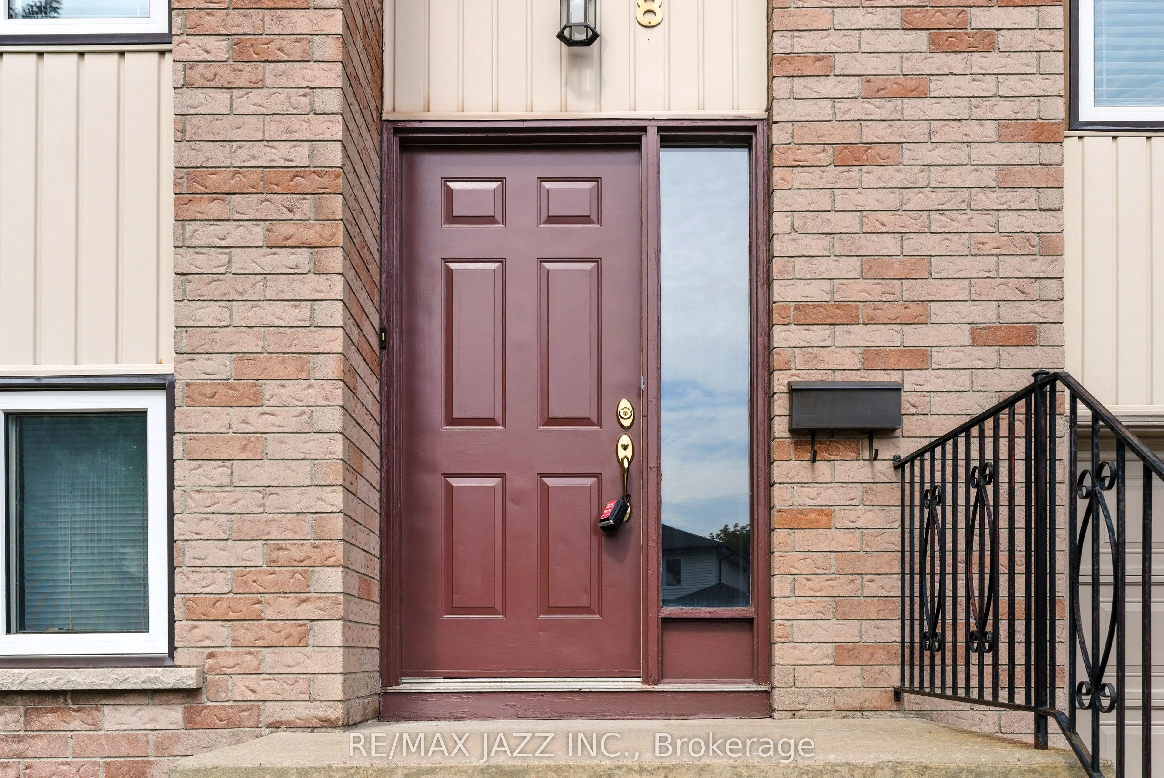 8 Oban Court, #upper level