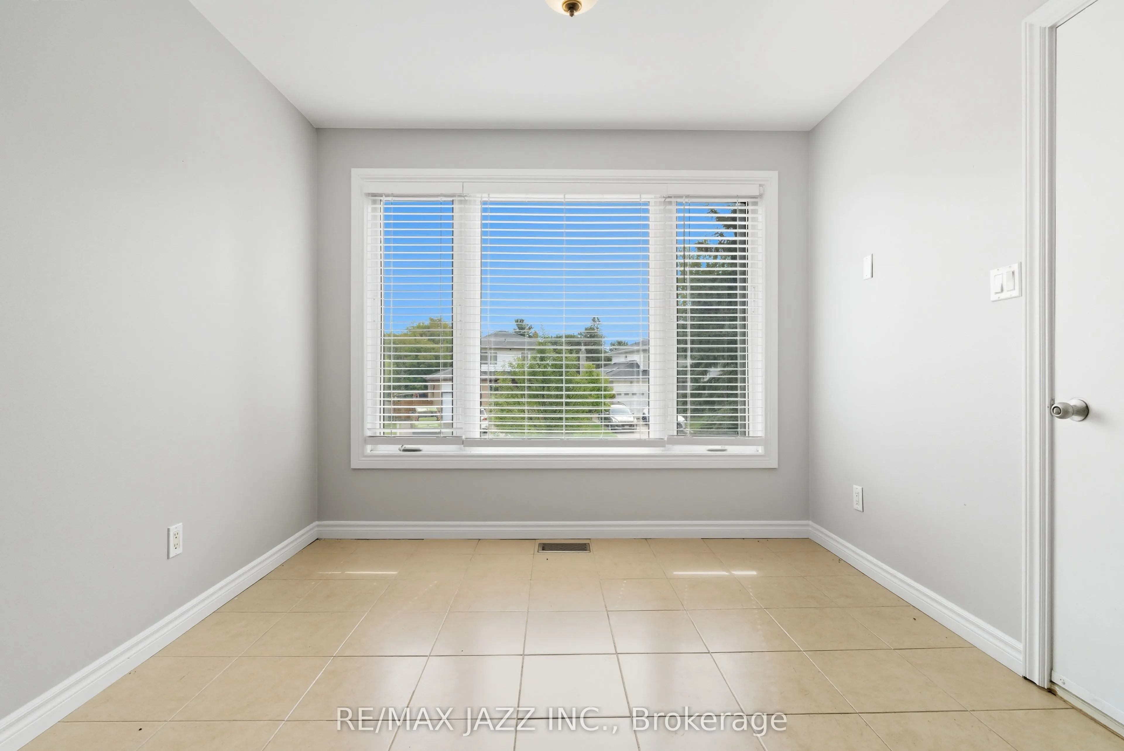 8 Oban Court, #upper level