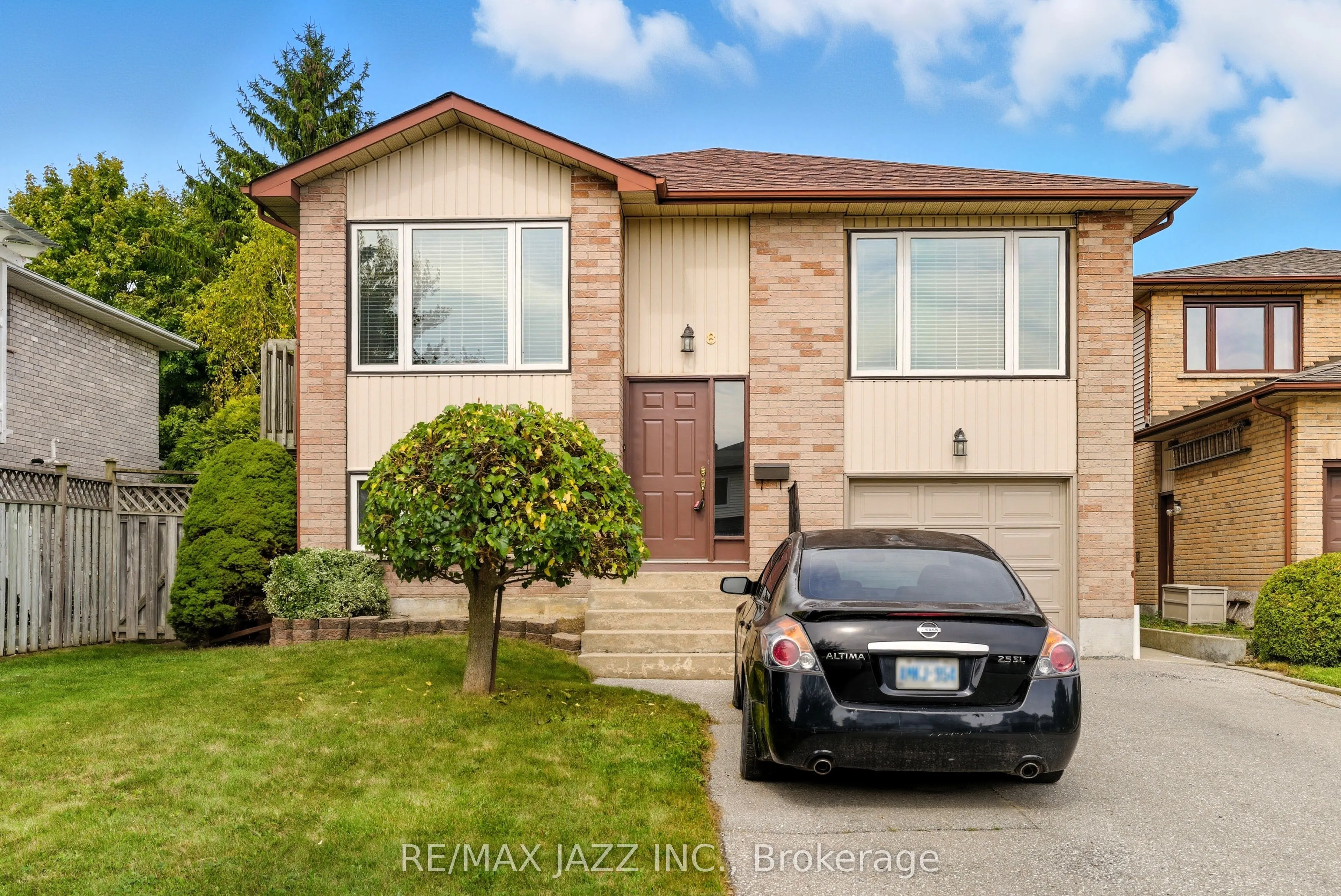 8 Oban Court, #upper level