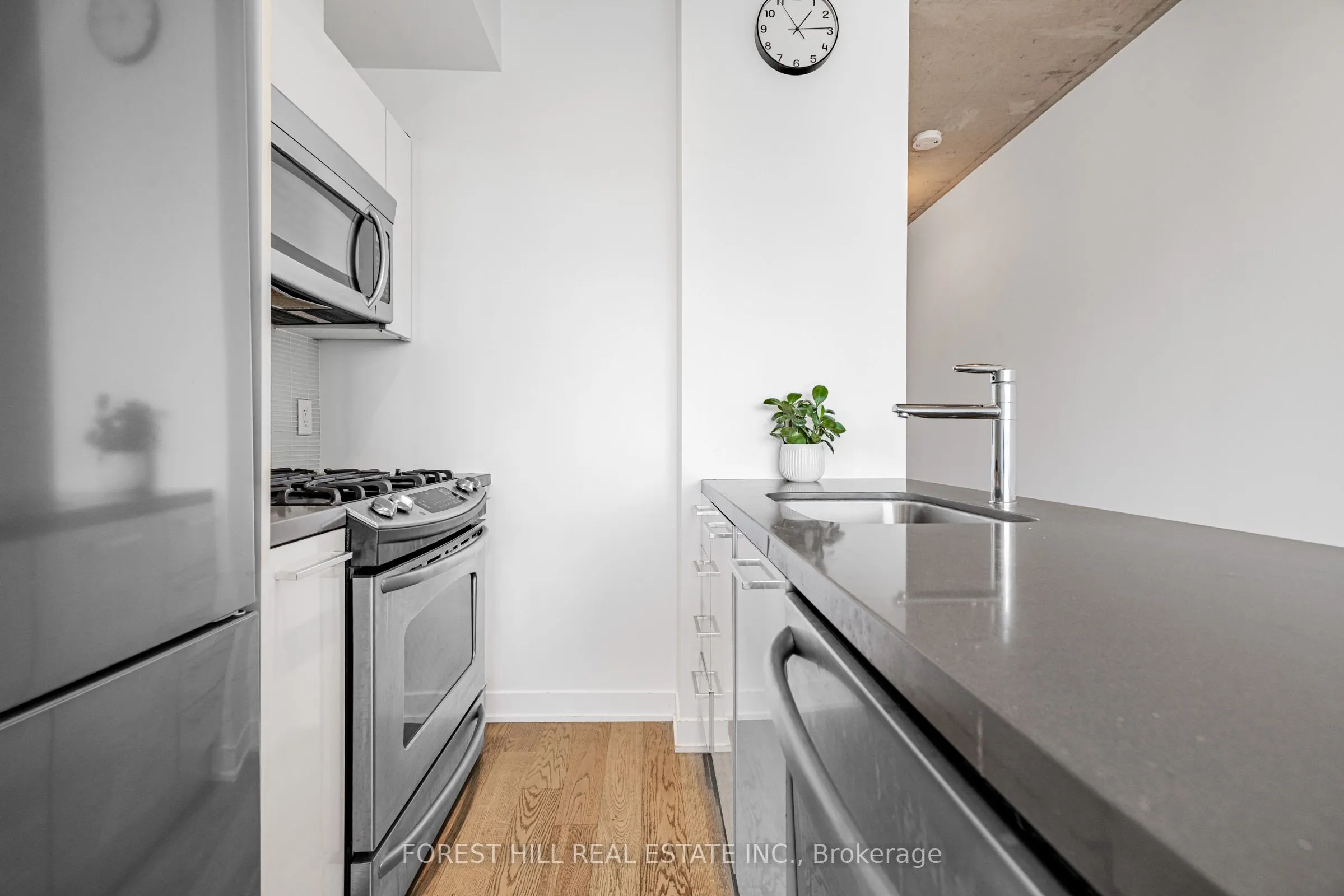 319 Carlaw Avenue, #607