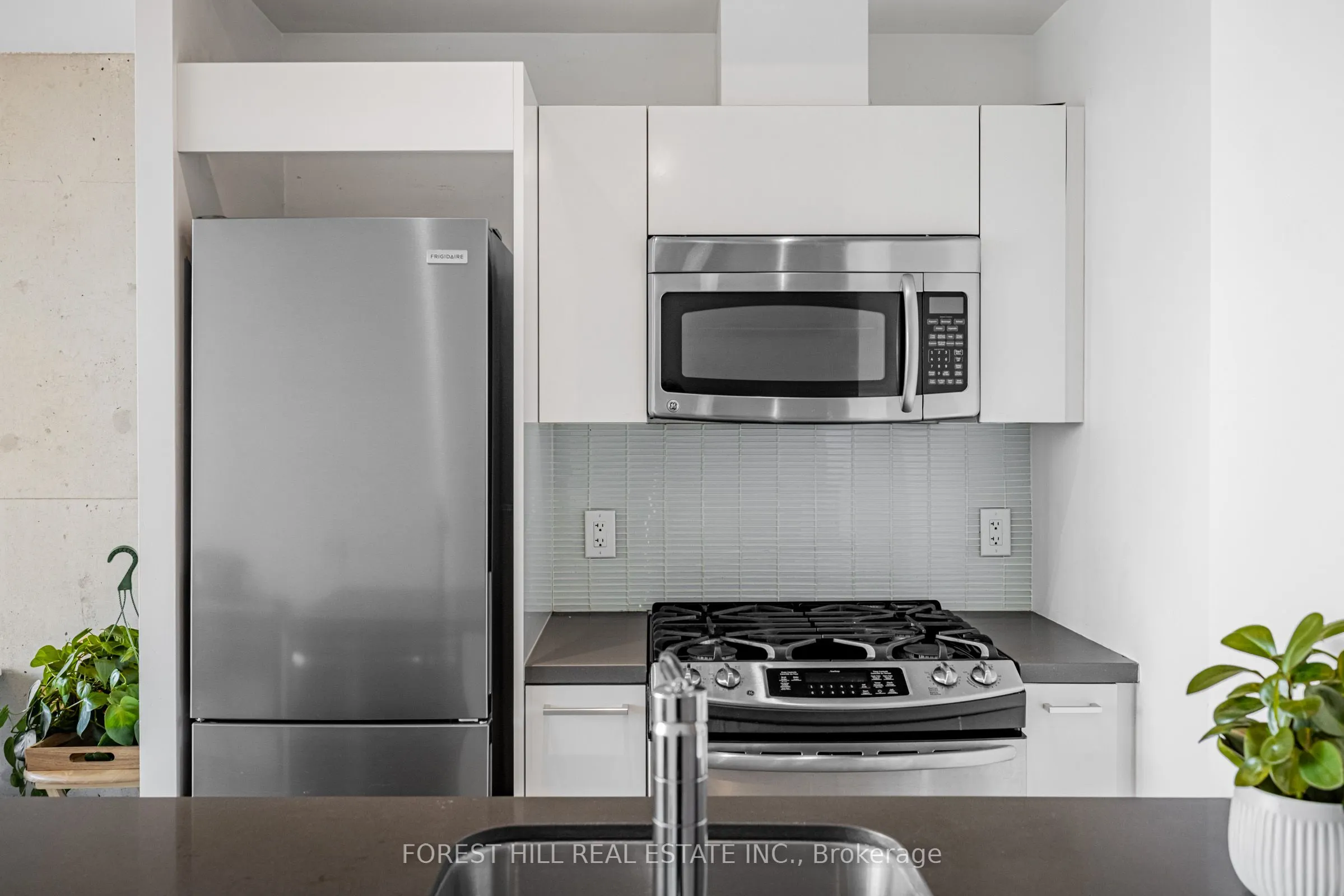 319 Carlaw Avenue, #607
