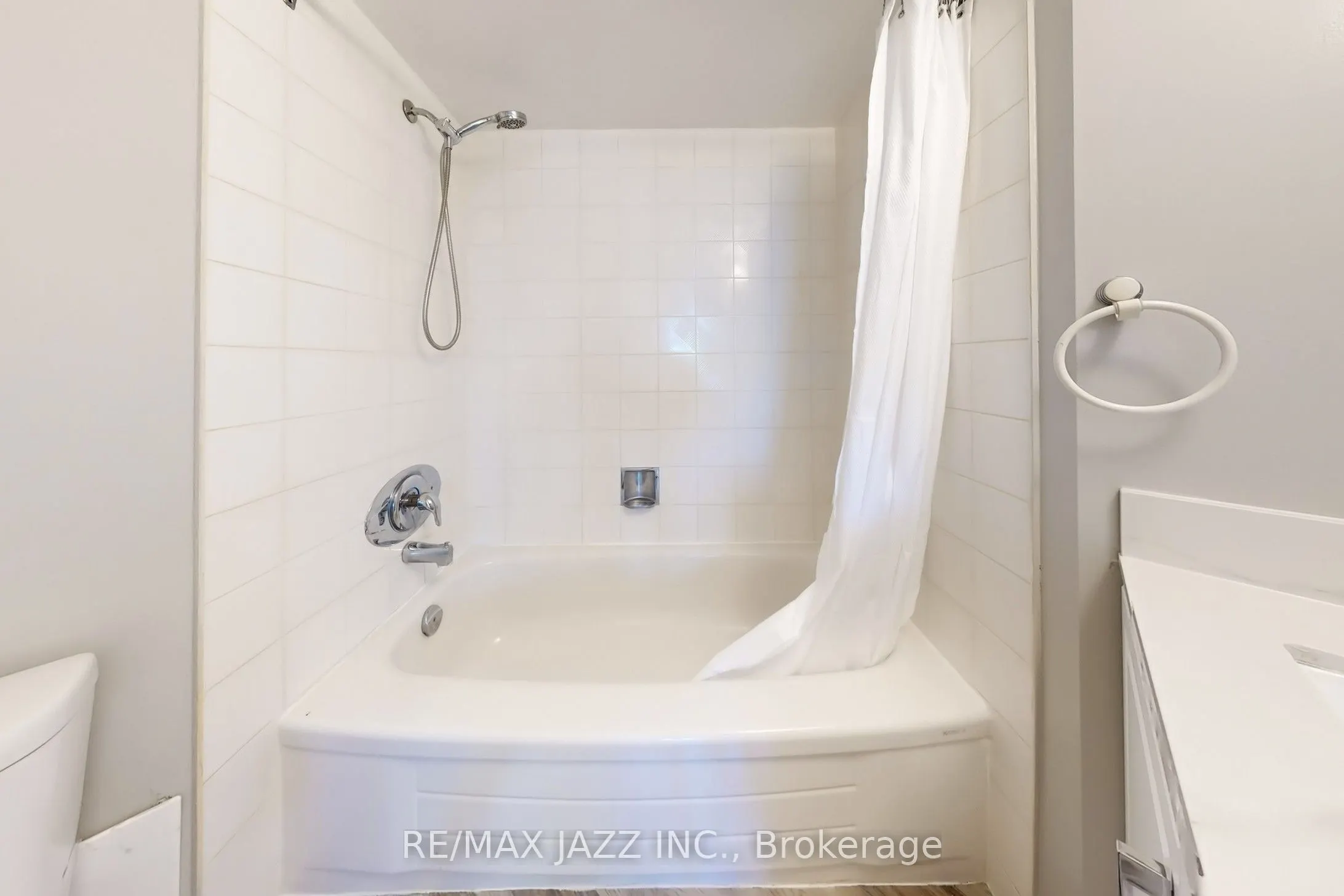 2 Westney Road N, #1109