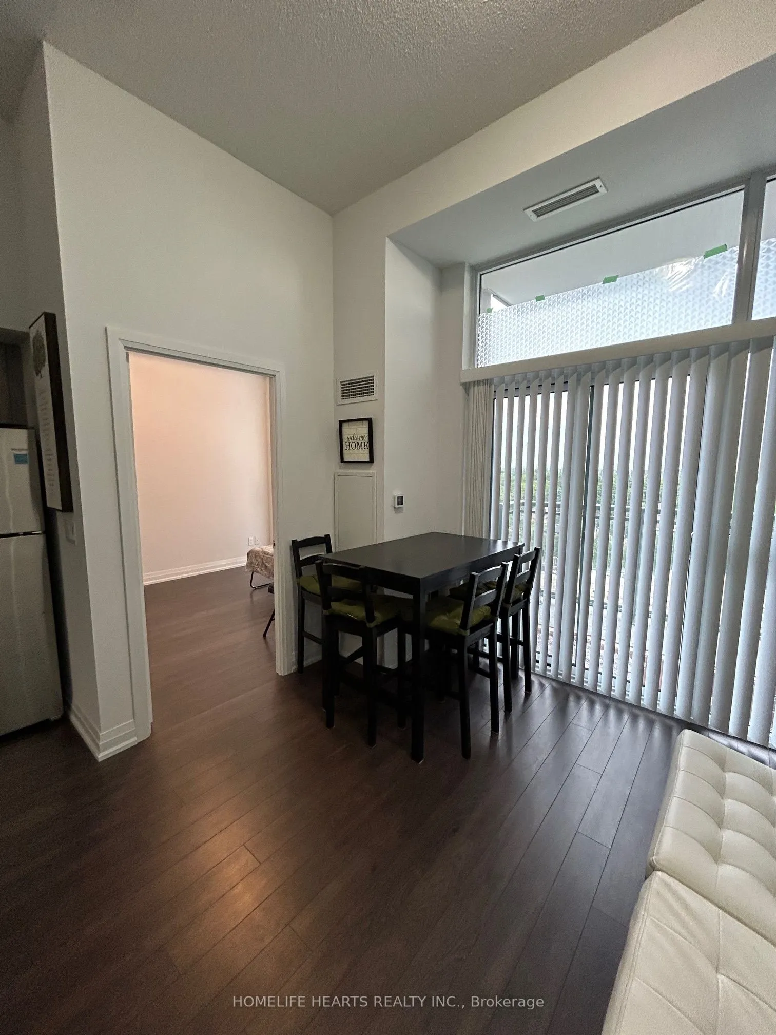 20 Meadowglen Place E, #822