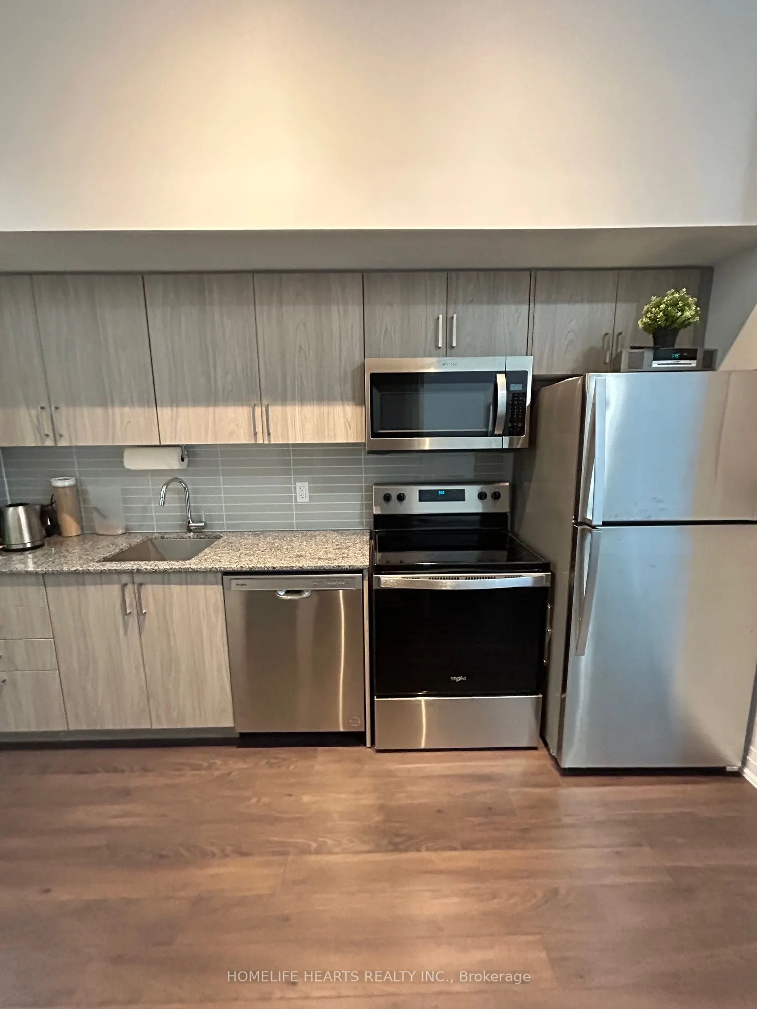 20 Meadowglen Place E, #822