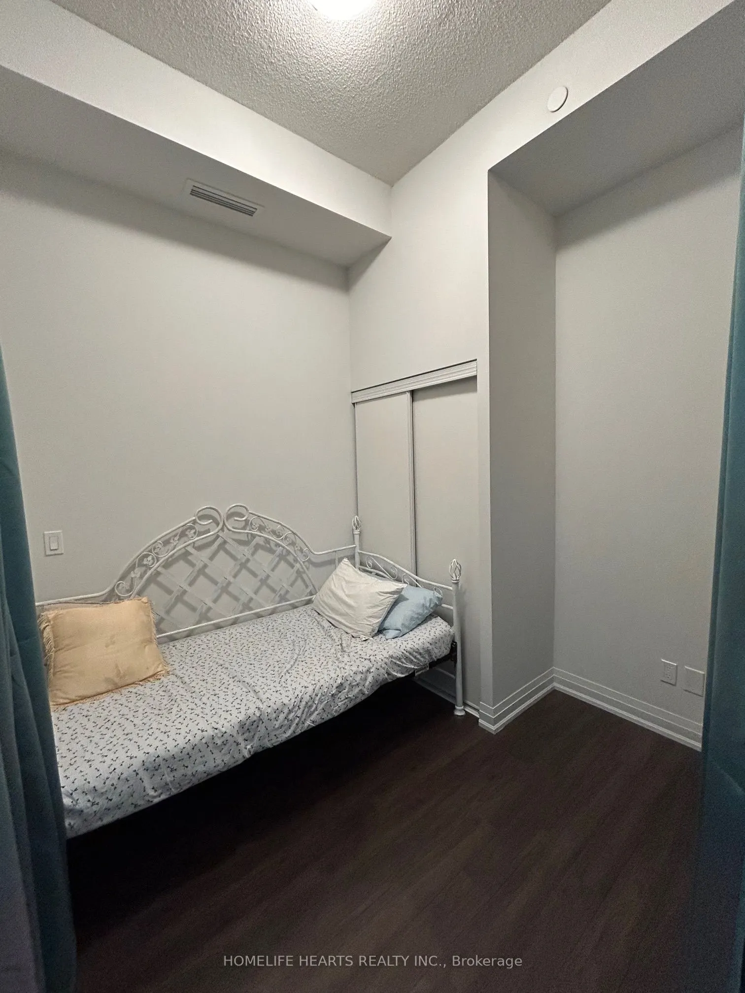20 Meadowglen Place E, #822