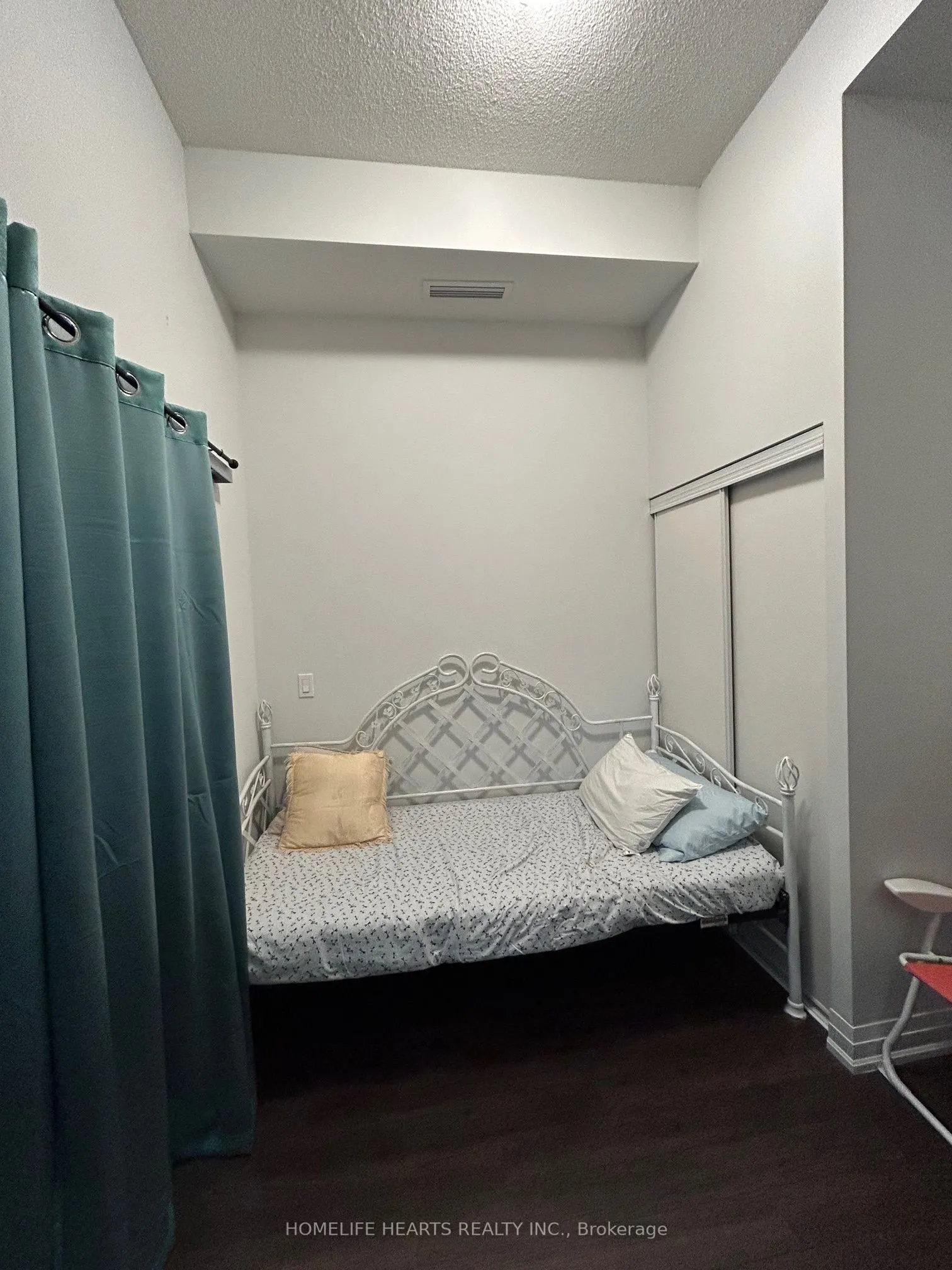 20 Meadowglen Place E, #822