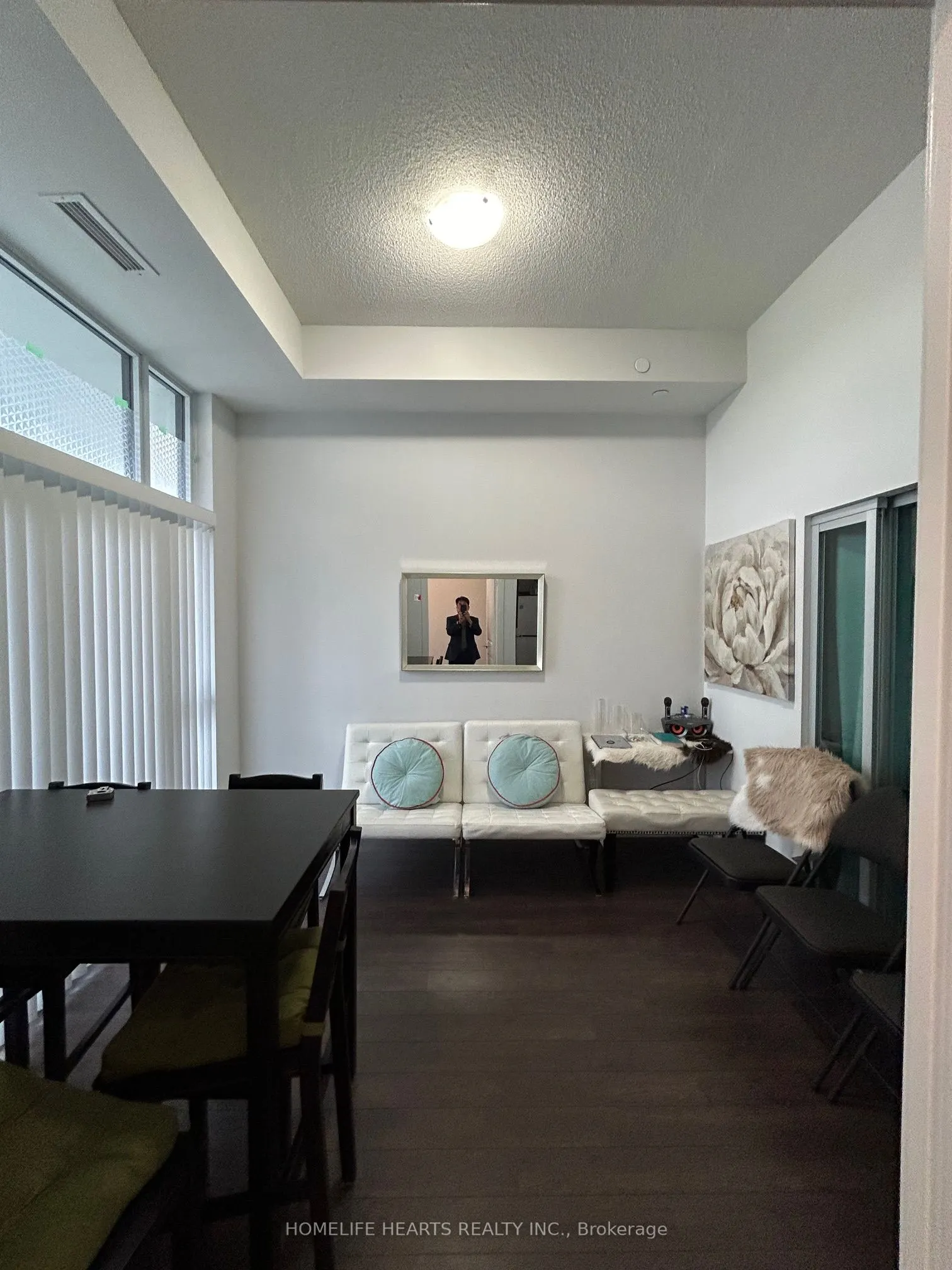 20 Meadowglen Place E, #822