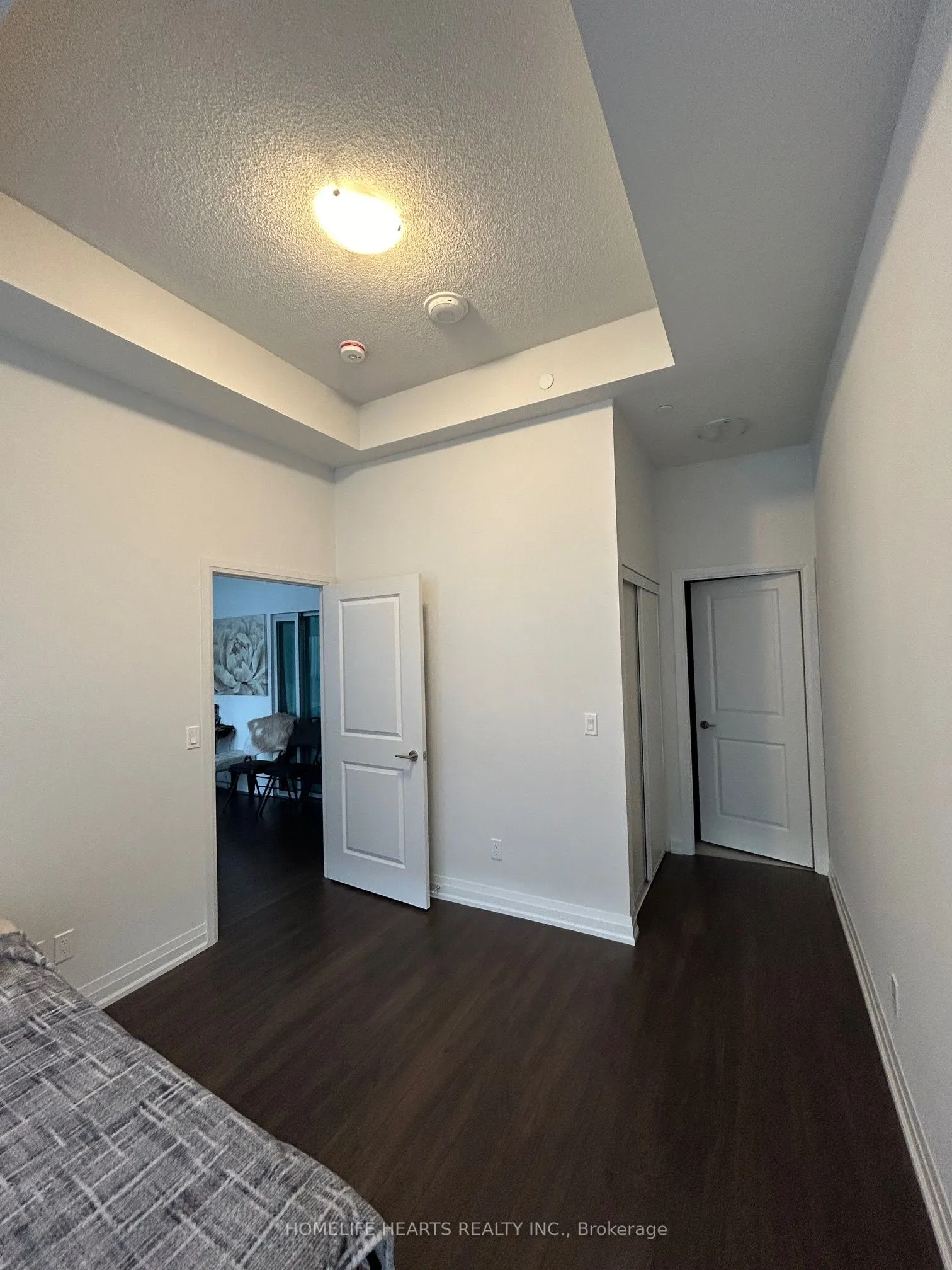 20 Meadowglen Place E, #822