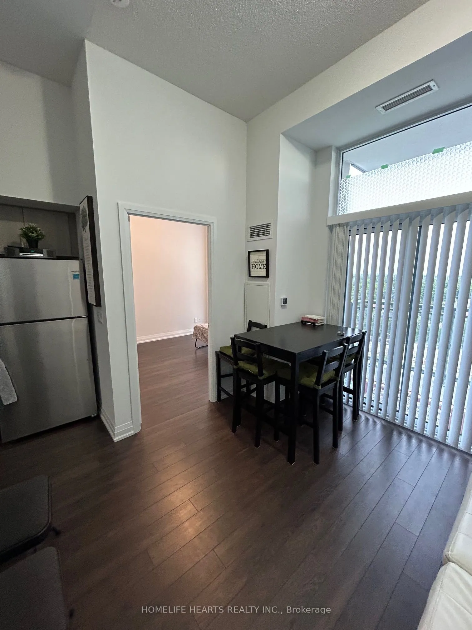 20 Meadowglen Place E, #822