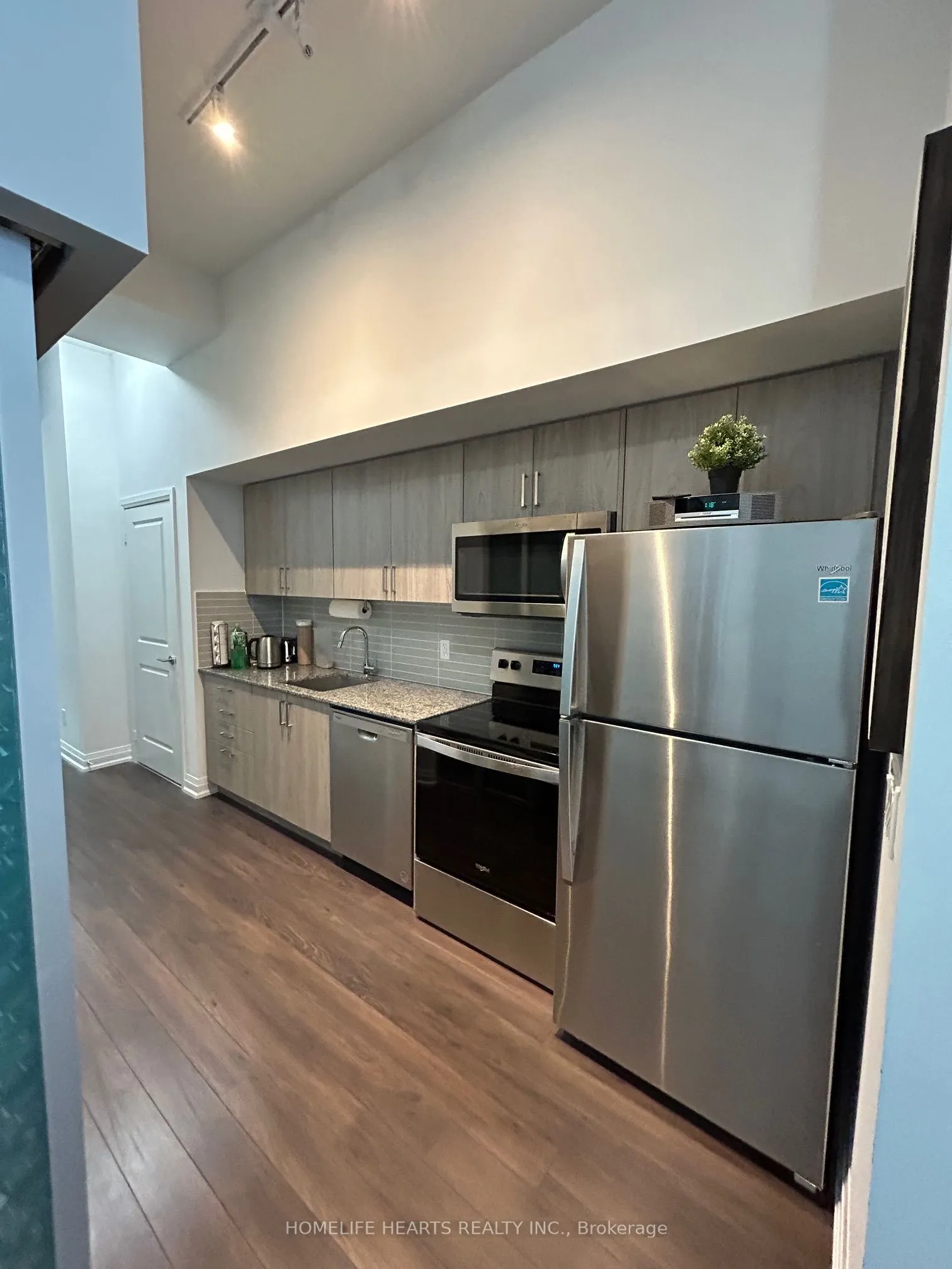 20 Meadowglen Place E, #822