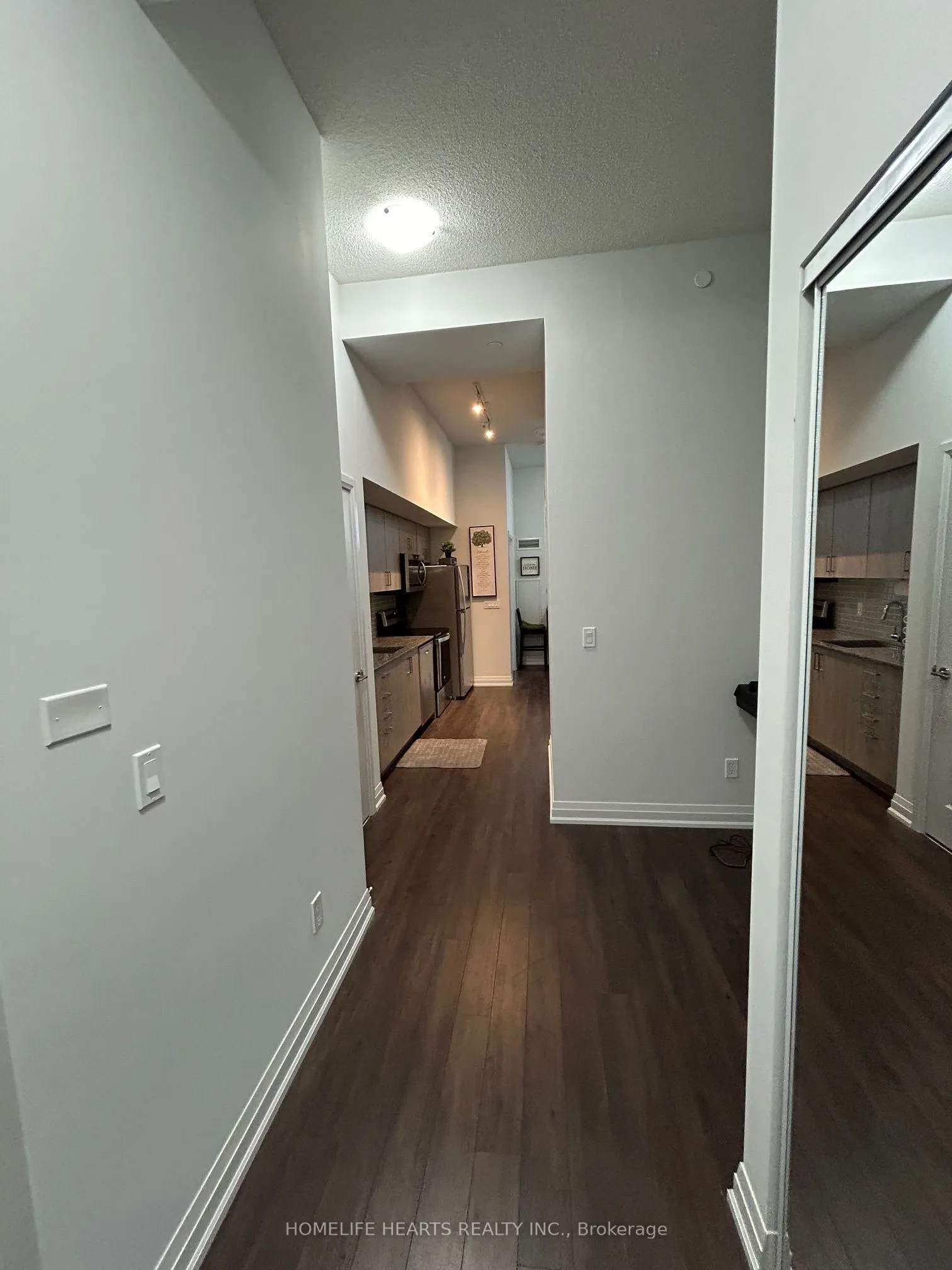 20 Meadowglen Place E, #822