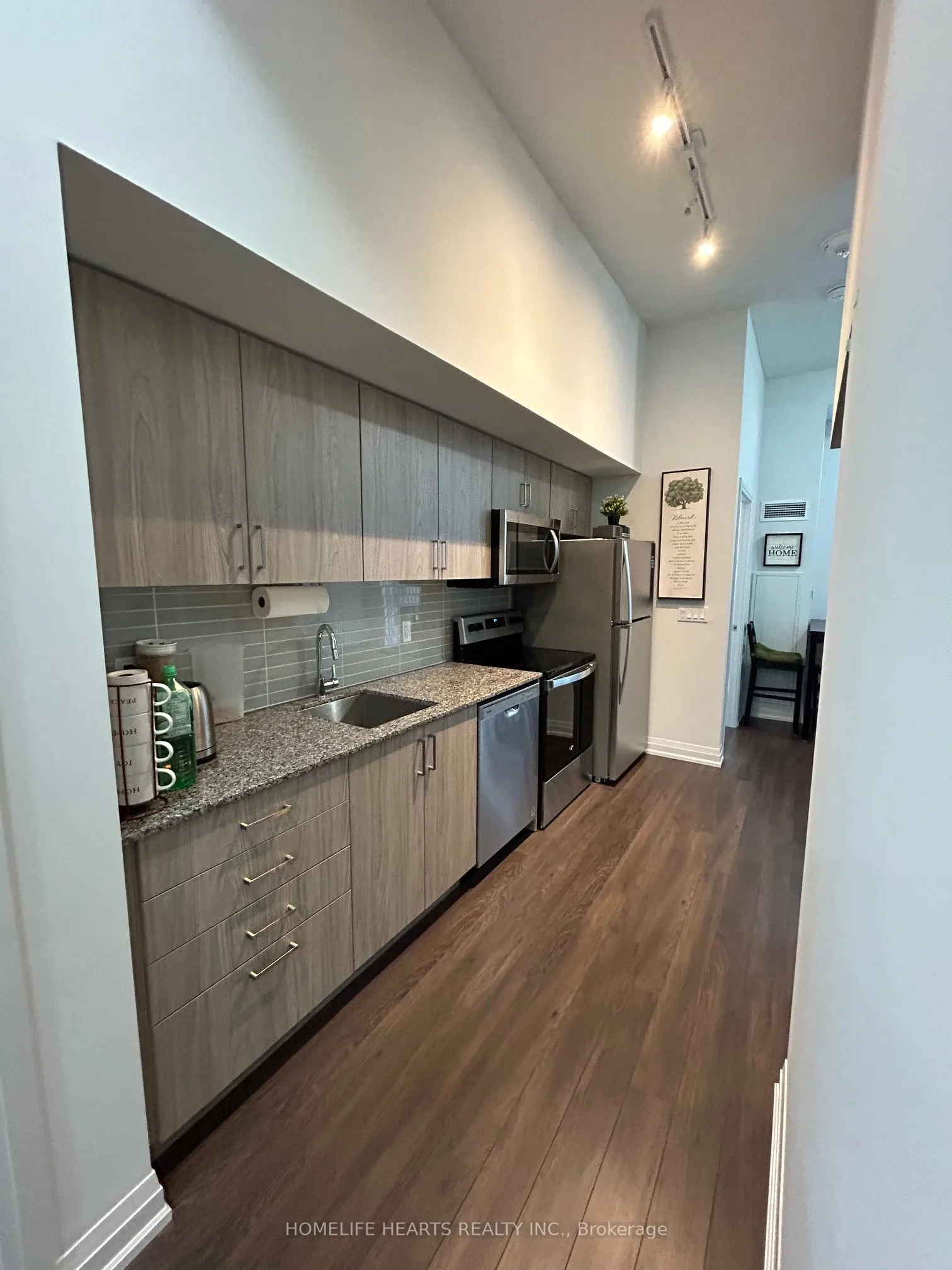 20 Meadowglen Place E, #822