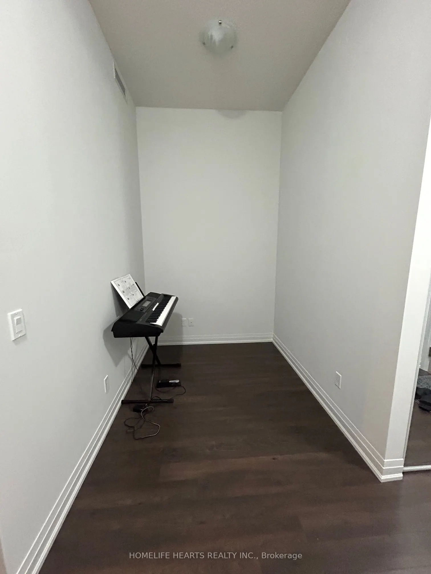 20 Meadowglen Place E, #822