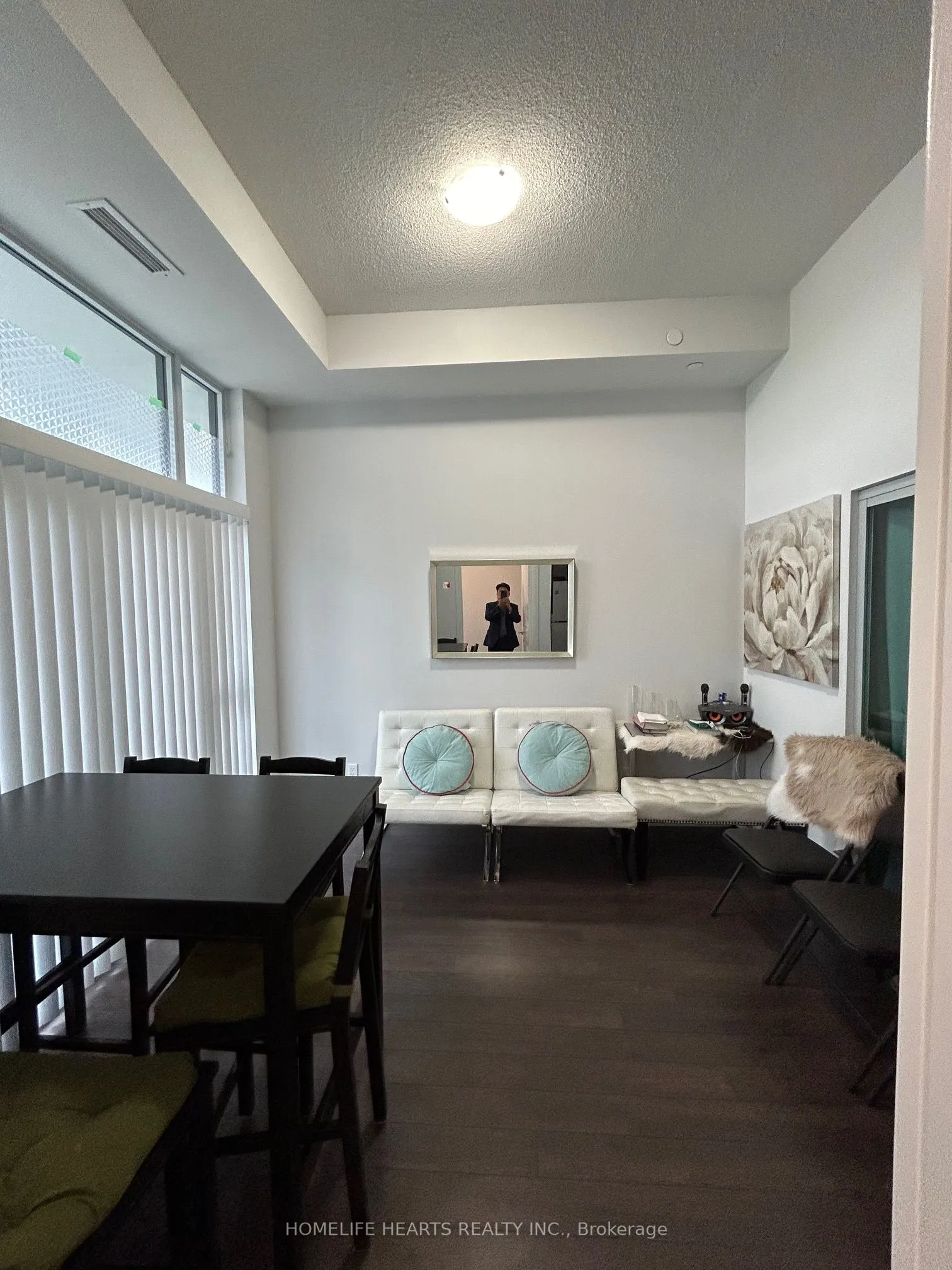20 Meadowglen Place E, #822