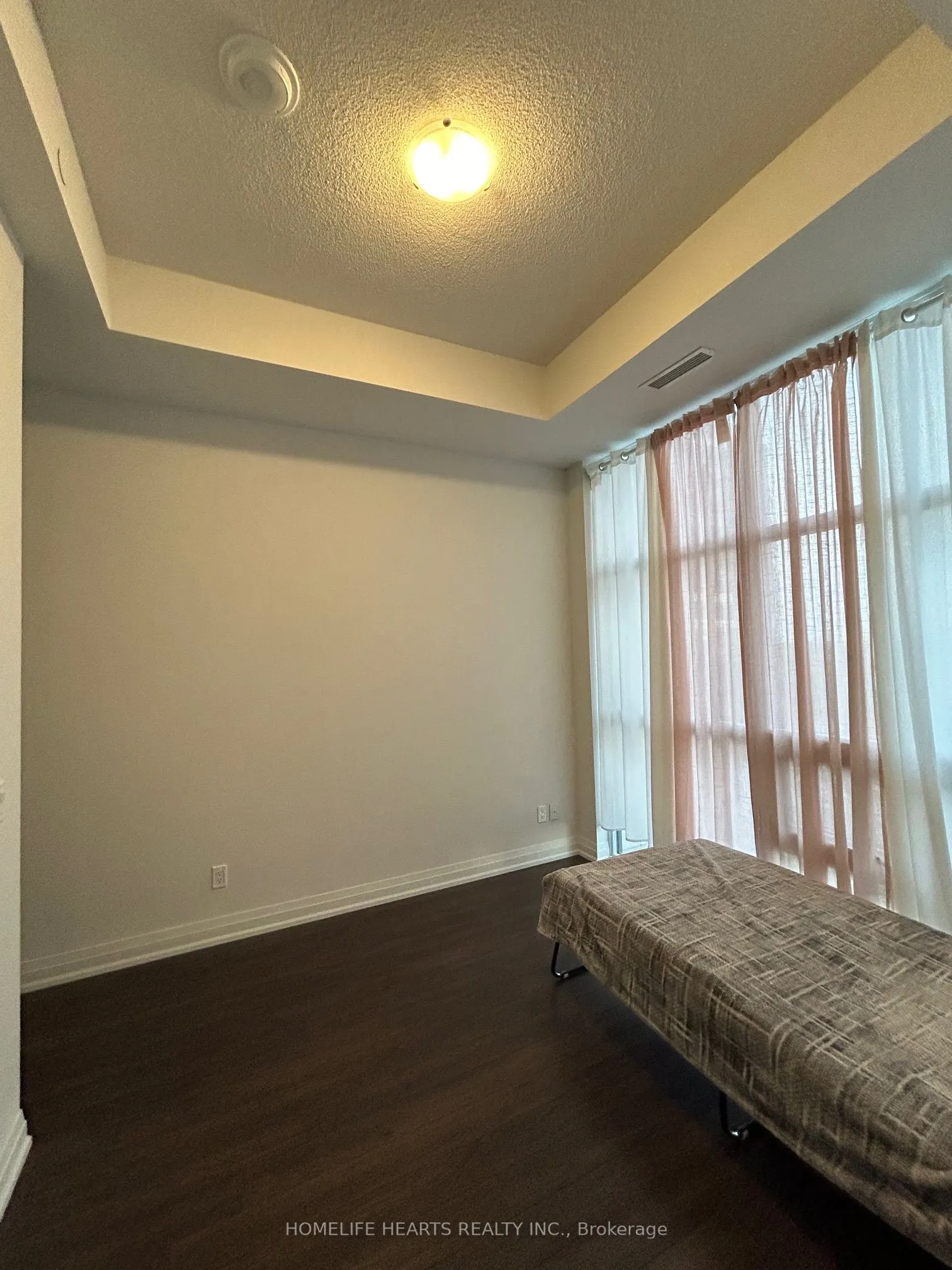 20 Meadowglen Place E, #822