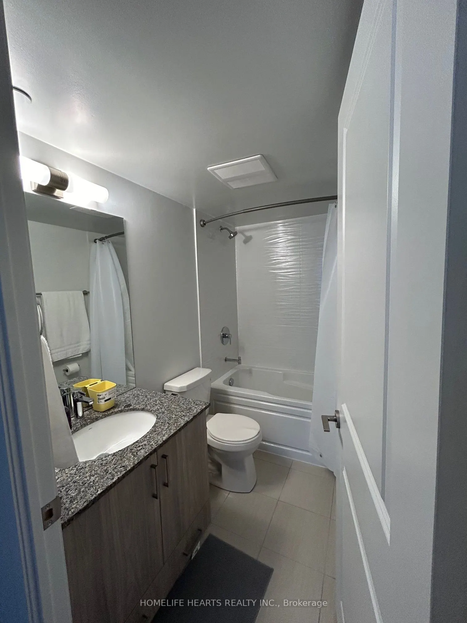 20 Meadowglen Place E, #822