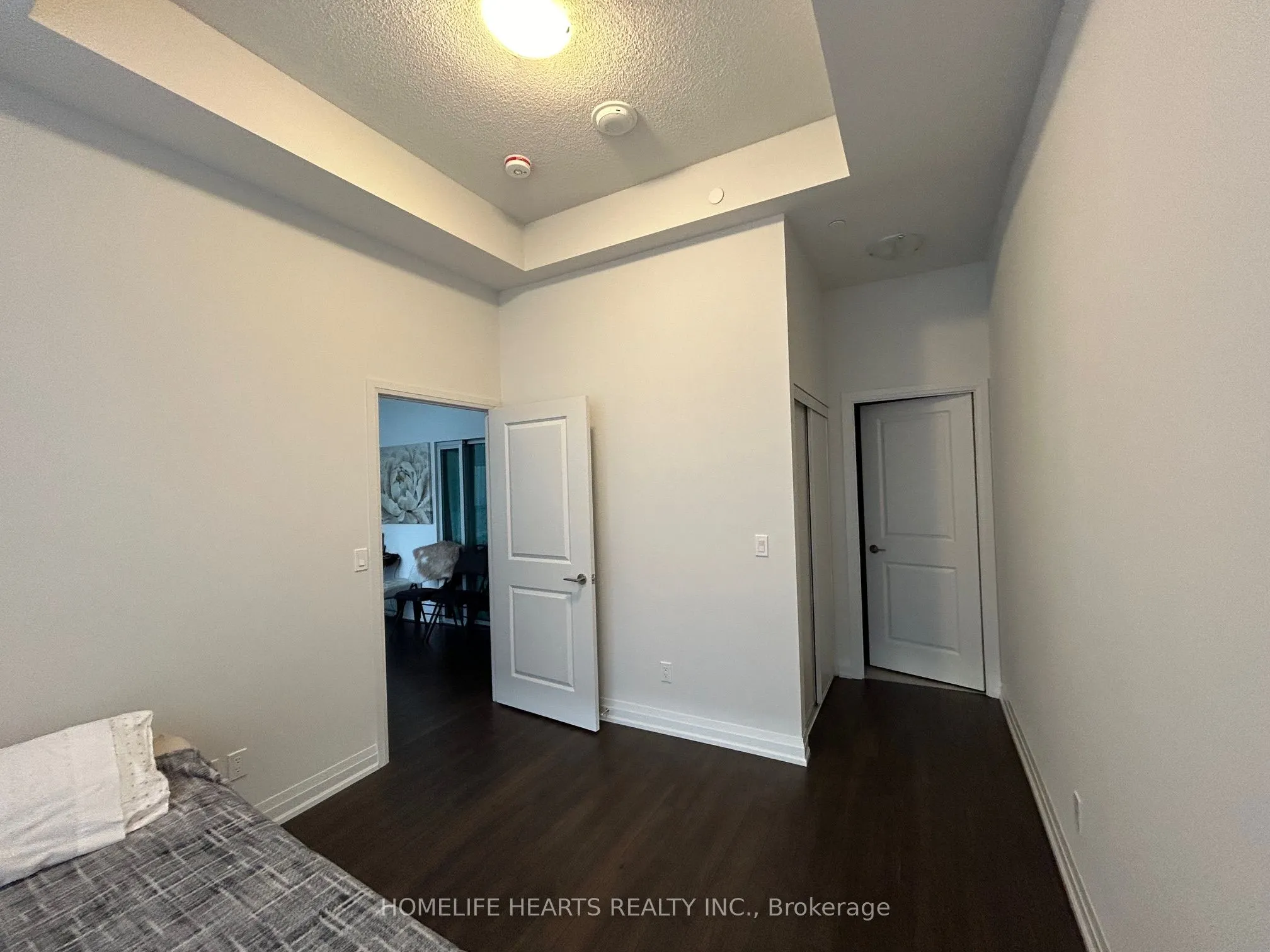20 Meadowglen Place E, #822