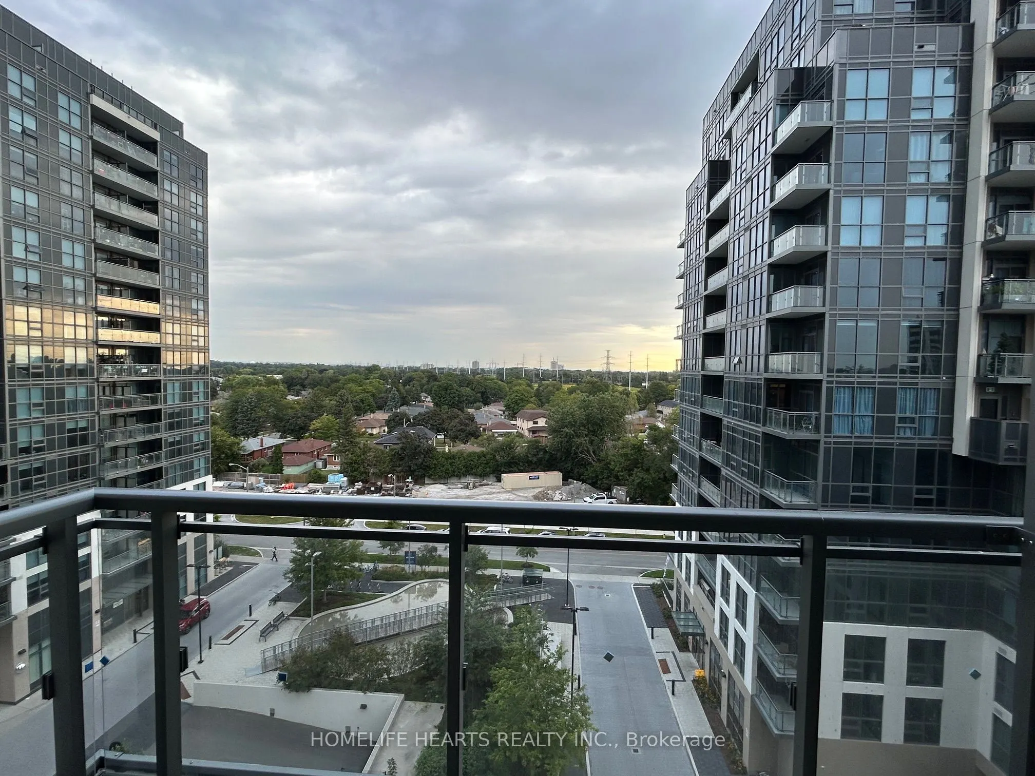 20 Meadowglen Place E, #822