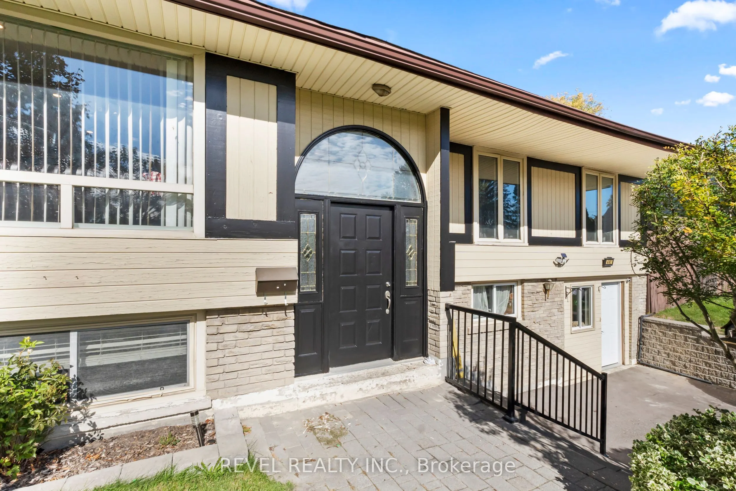 441 Crestwood Dr Drive N