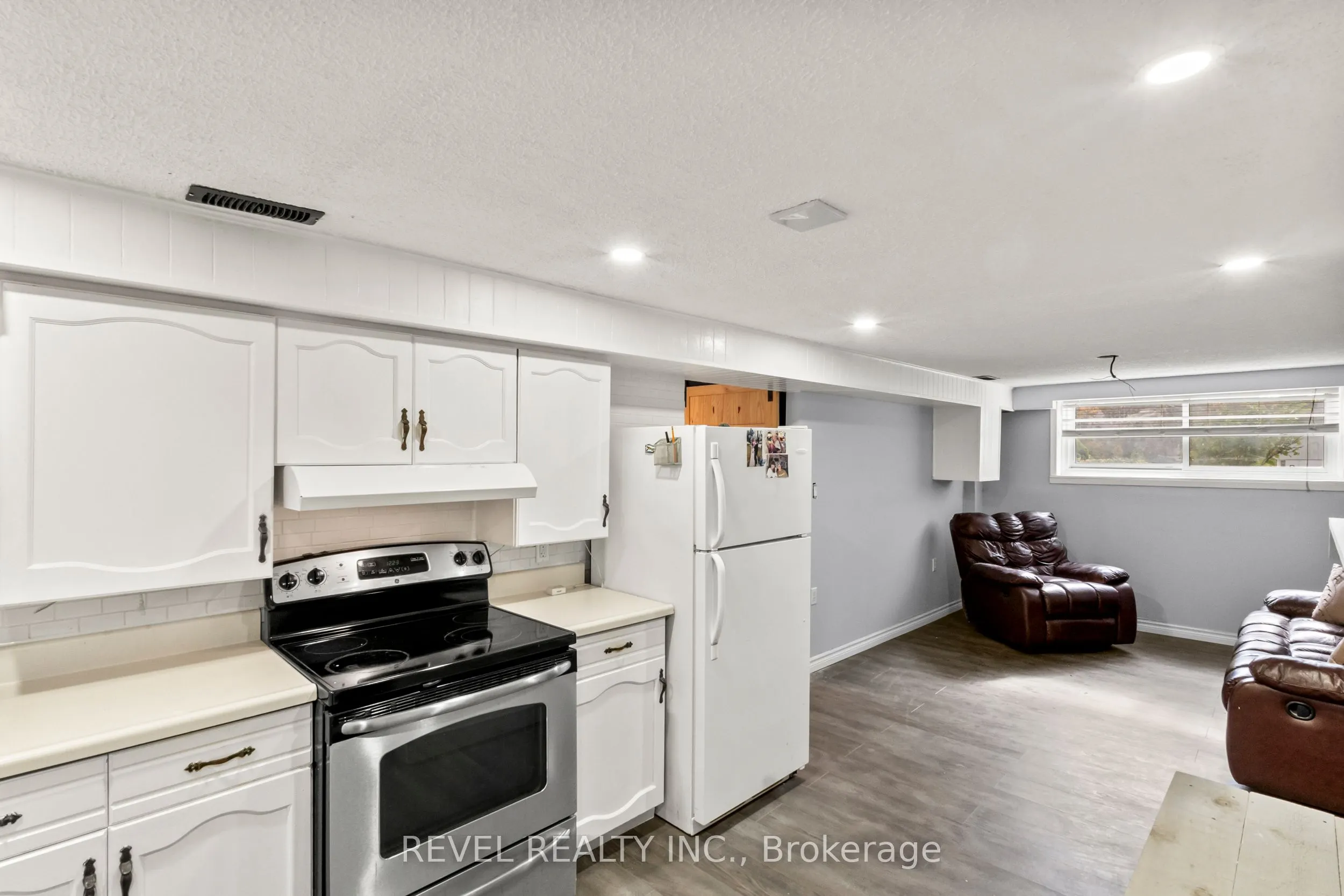 441 Crestwood Dr Drive N