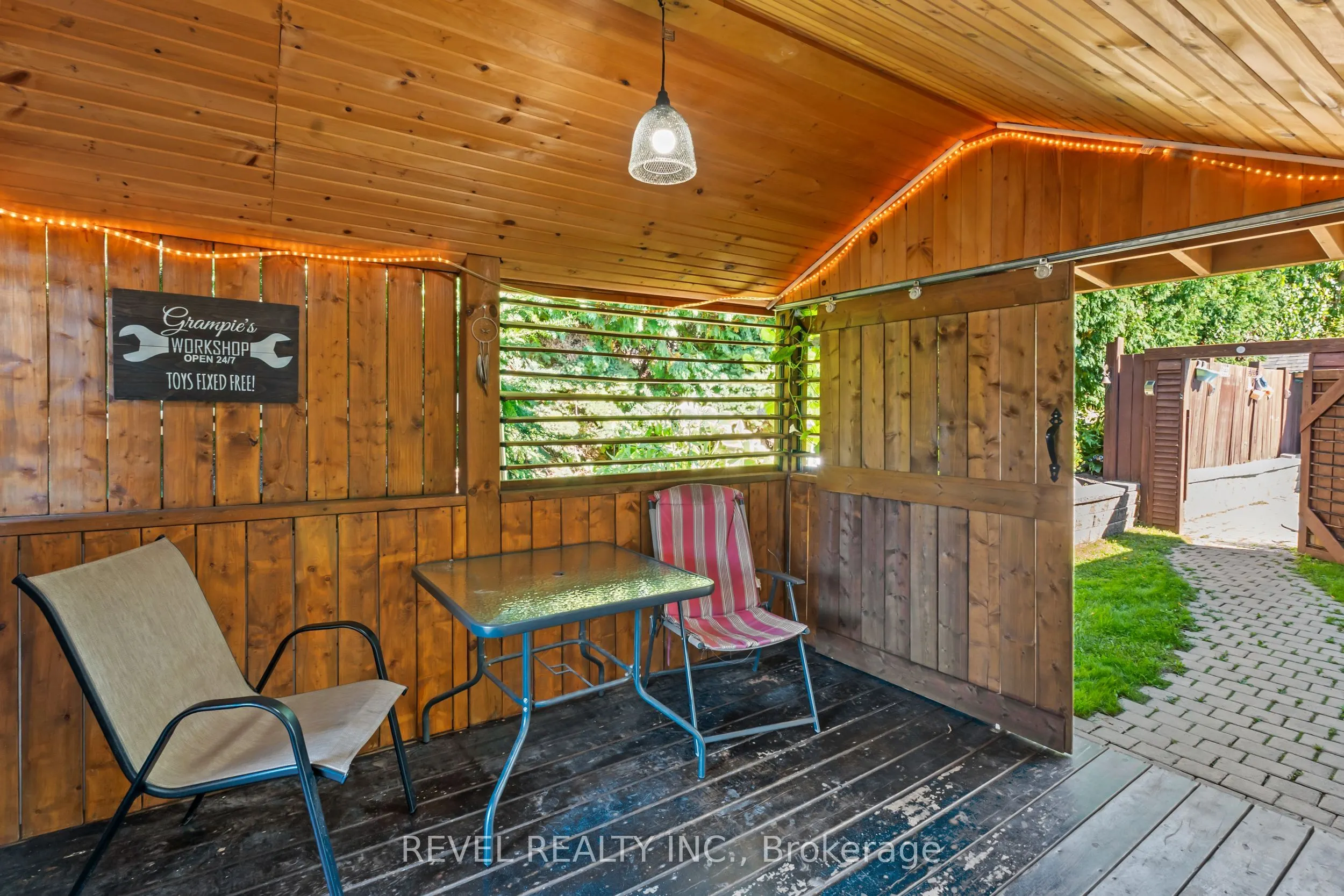 441 Crestwood Dr Drive N