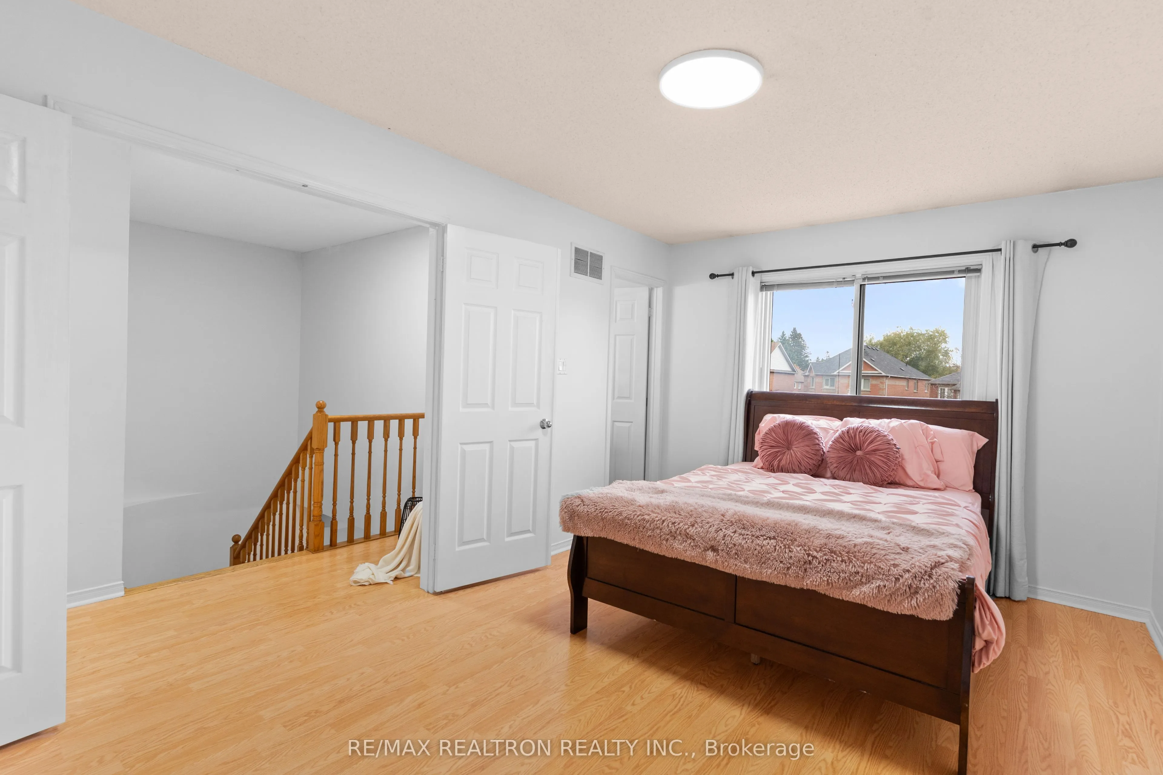 1520 Sandhurst Crescent