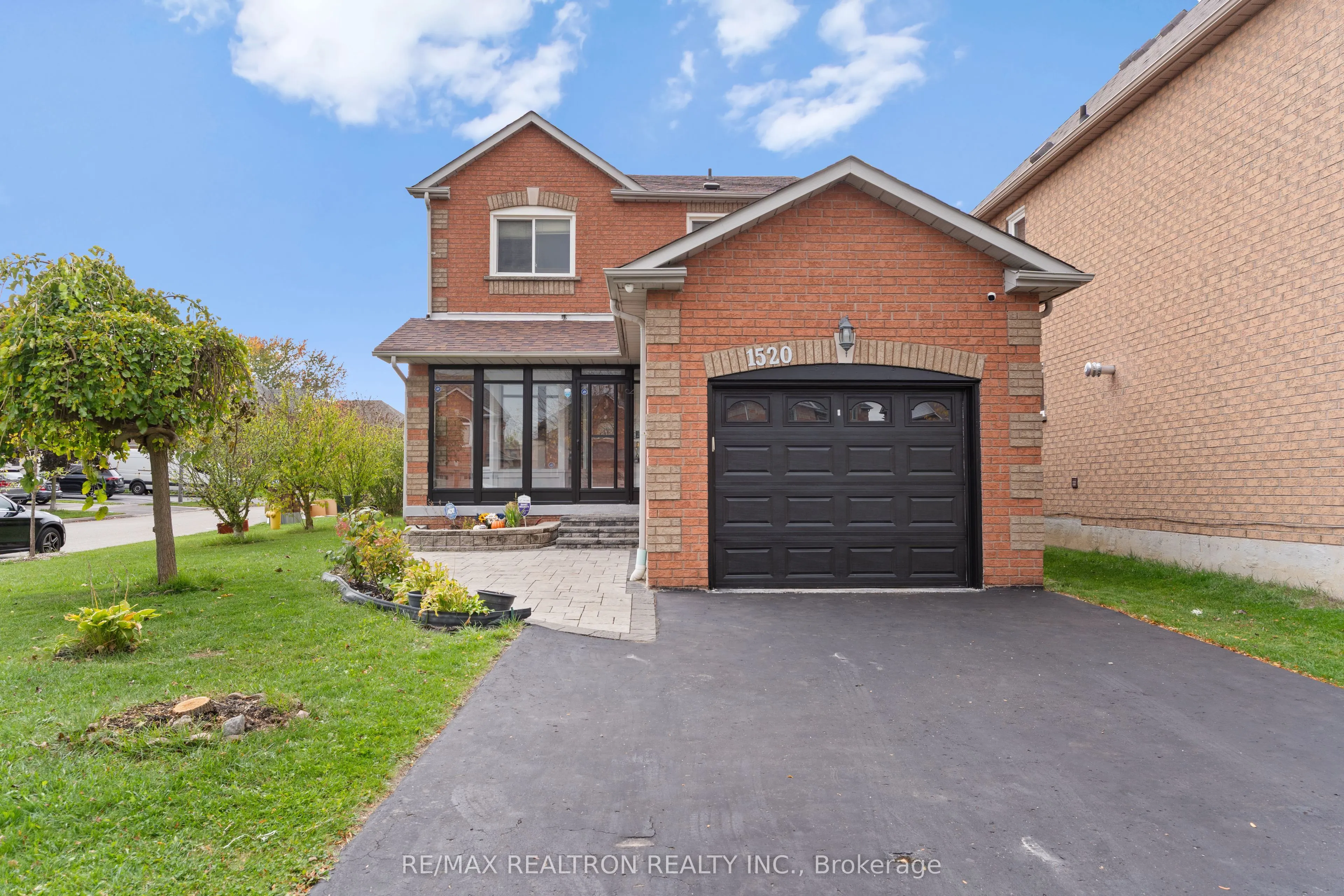1520 Sandhurst Crescent