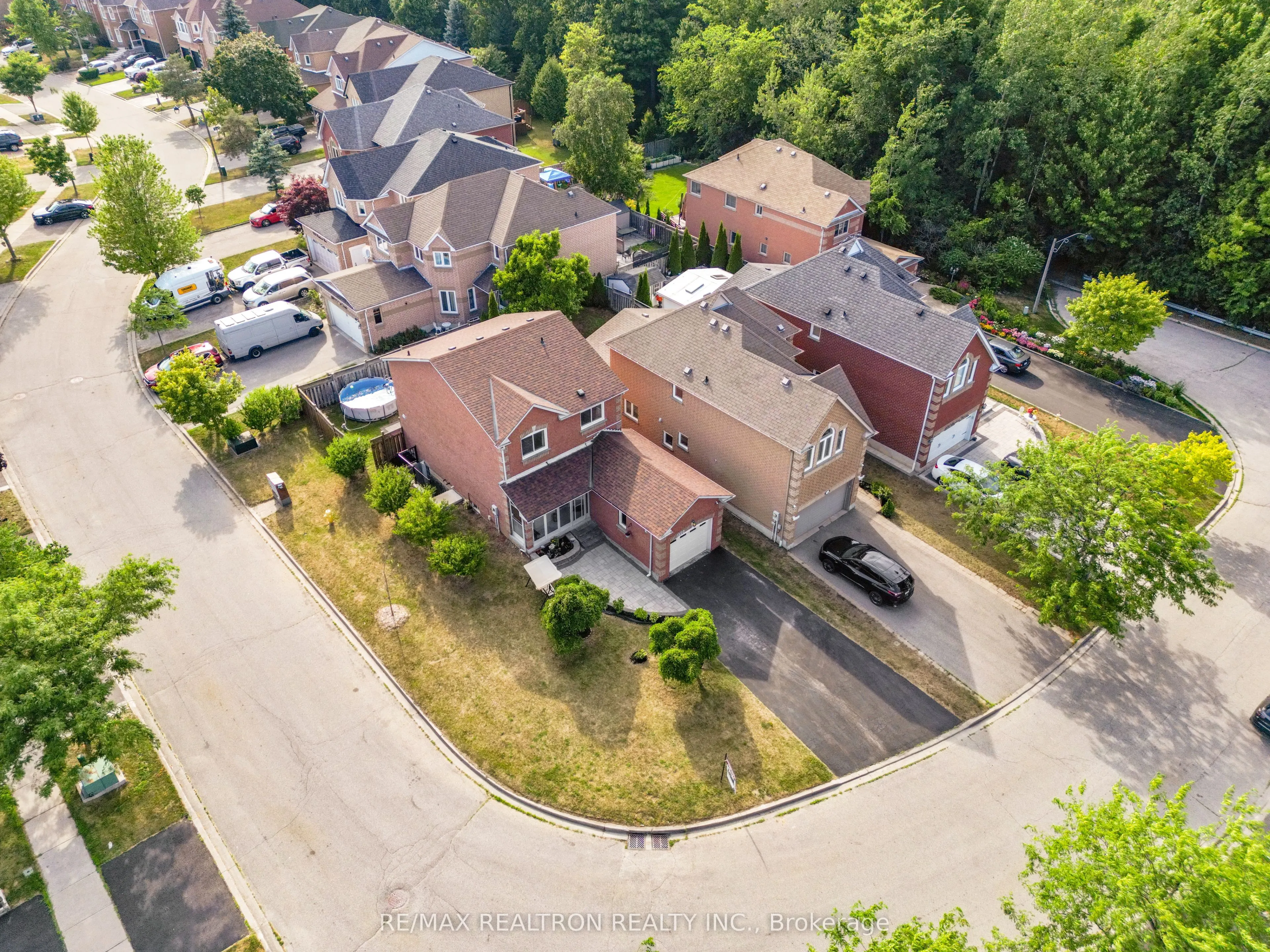 1520 Sandhurst Crescent