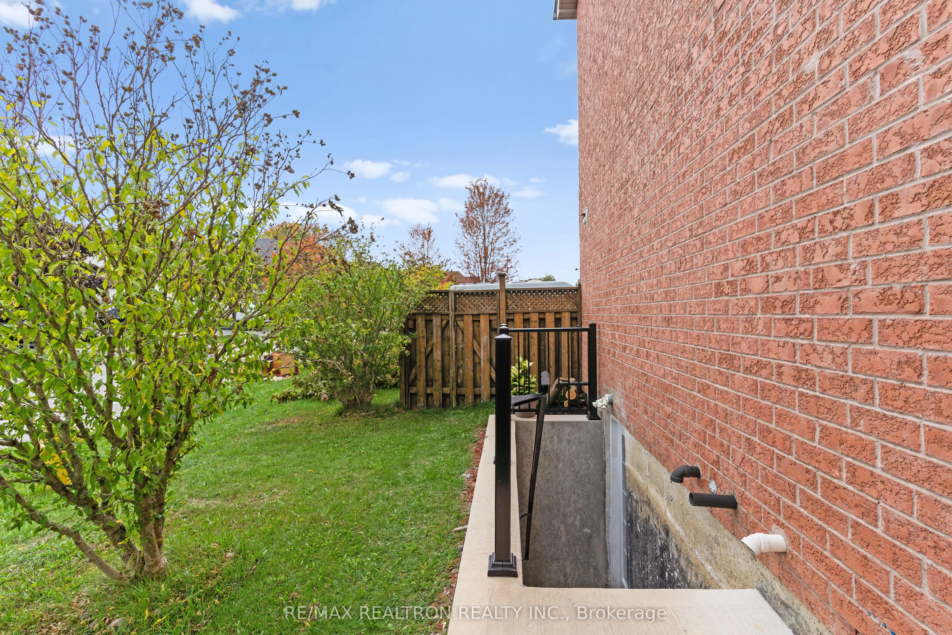 1520 Sandhurst Crescent