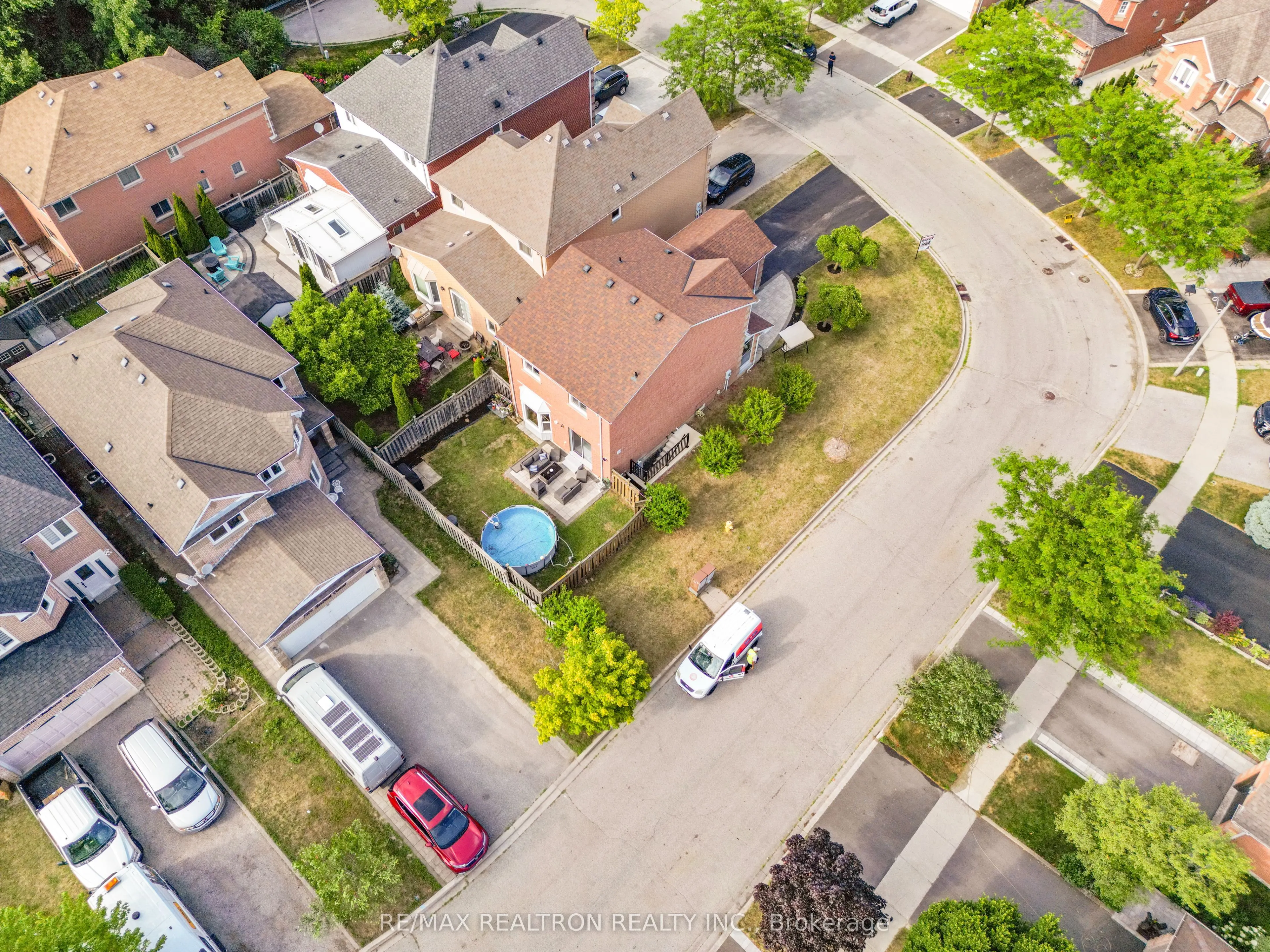 1520 Sandhurst Crescent
