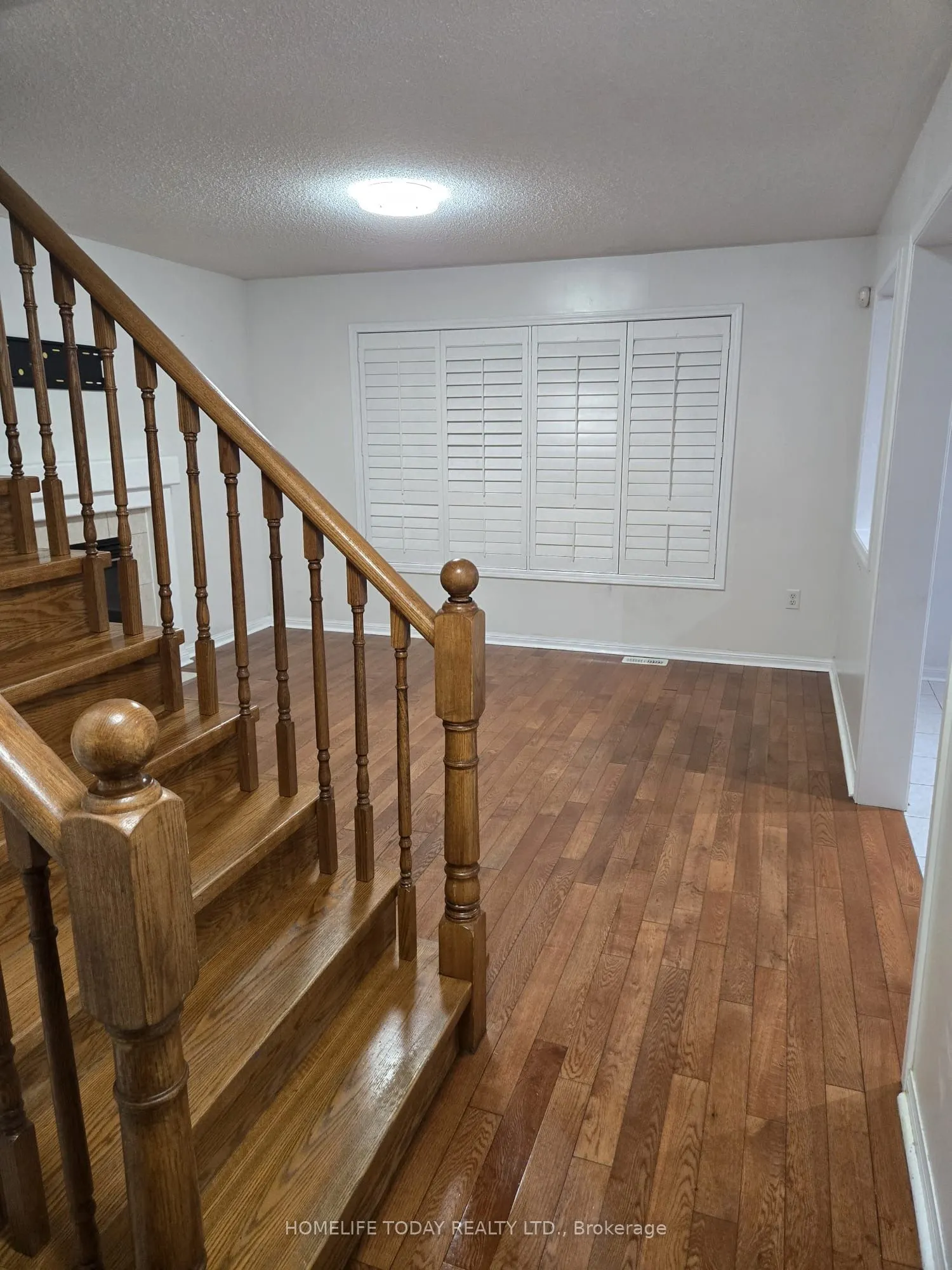 27 Trumpeter Street, #(Main)