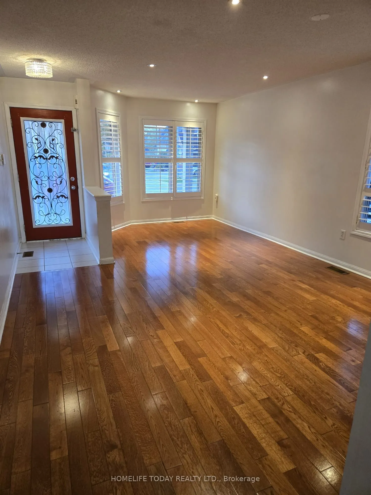 27 Trumpeter Street, #(Main)