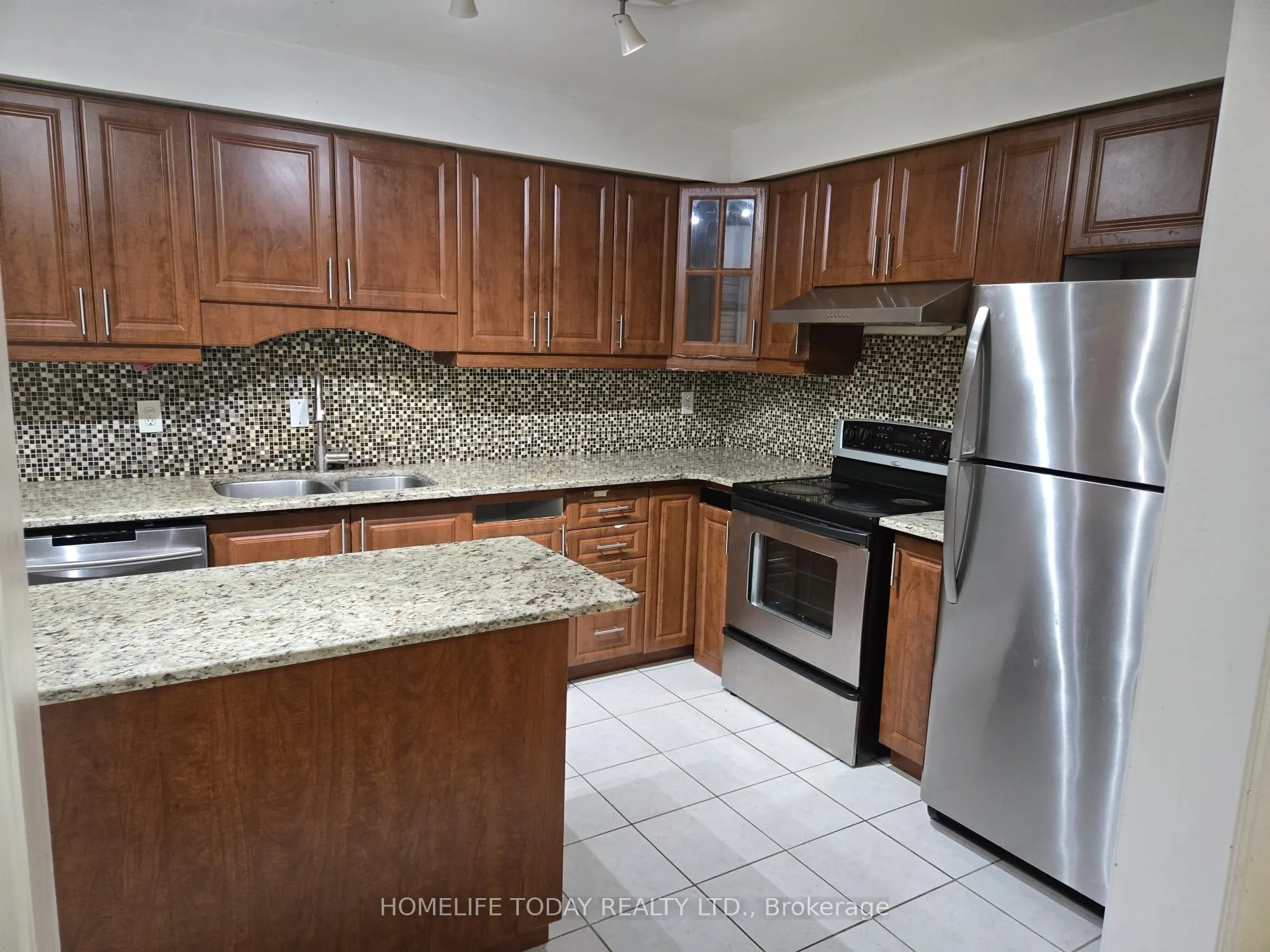 27 Trumpeter Street, #(Main)