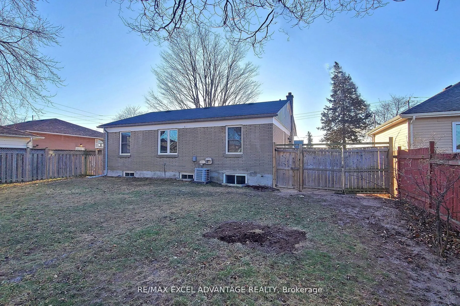 558 Adelaide Avenue W, #Lower