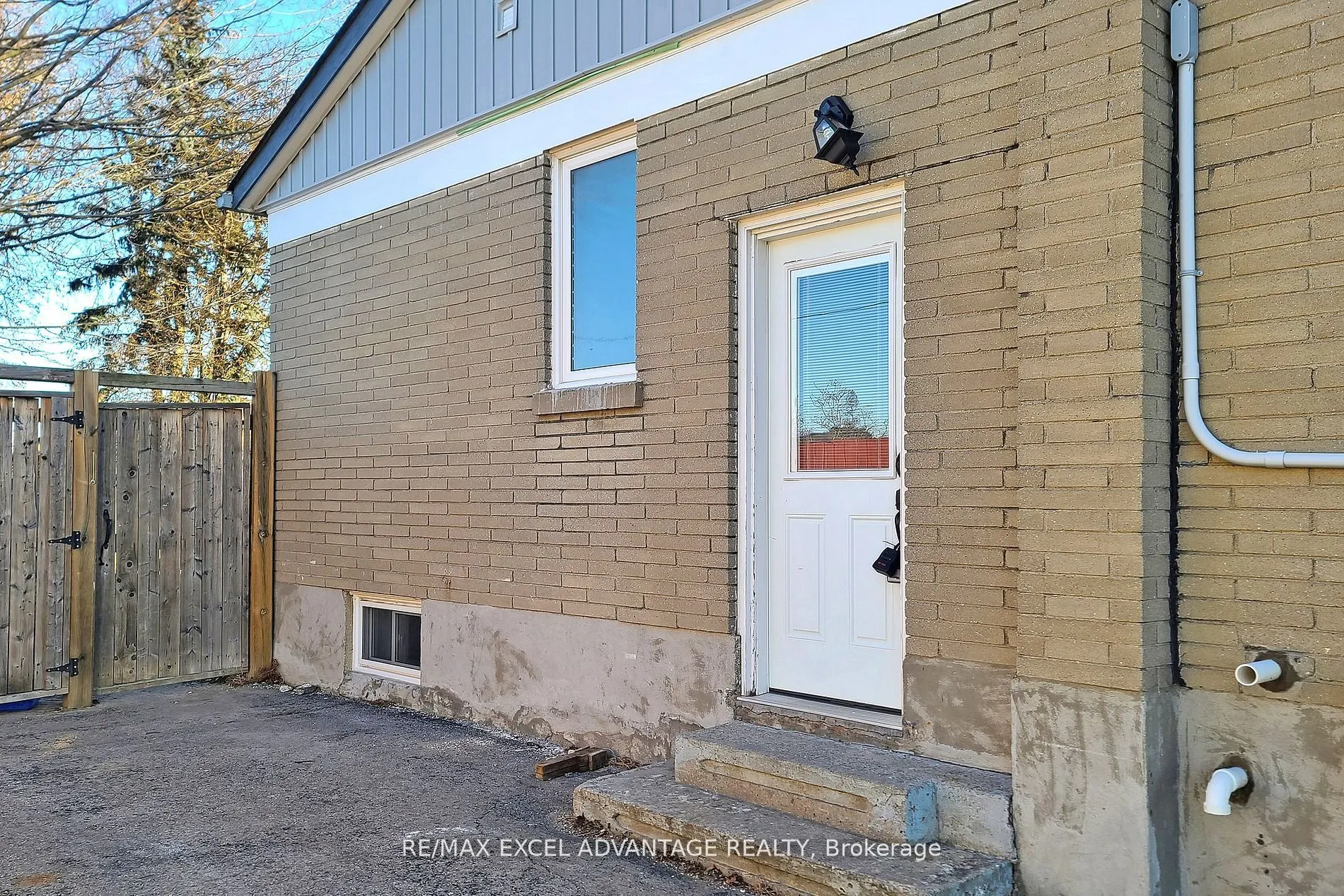 558 Adelaide Avenue W, #Lower