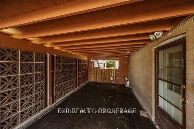 709 Gilbert Street W