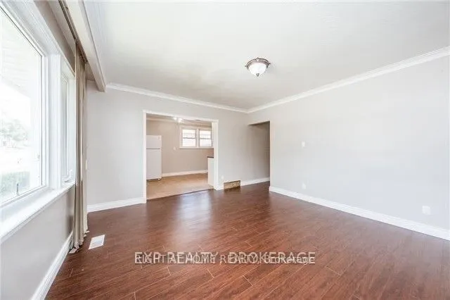709 Gilbert Street W