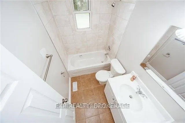 709 Gilbert Street W