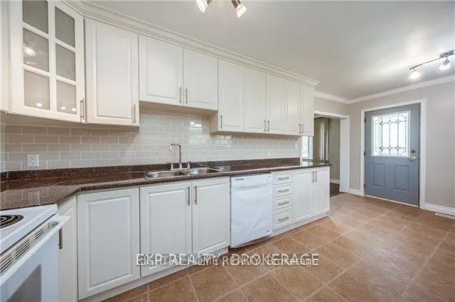 709 Gilbert Street W