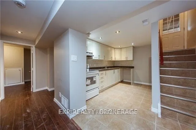 709 Gilbert Street W