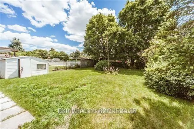 709 Gilbert Street W