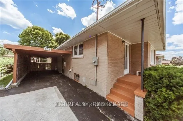 709 Gilbert Street W