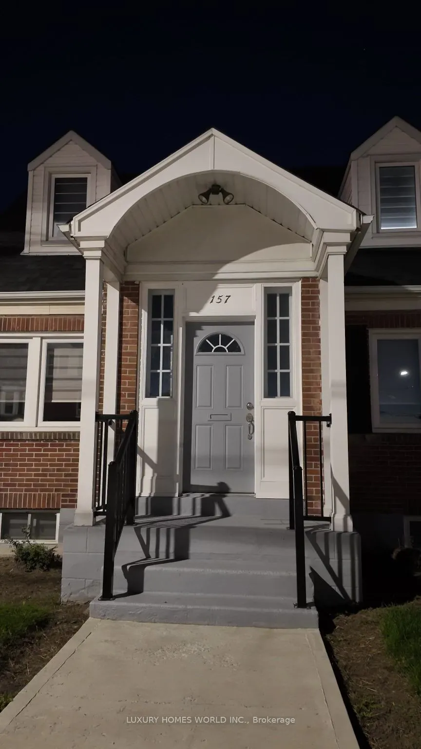 157 Centre Street S
