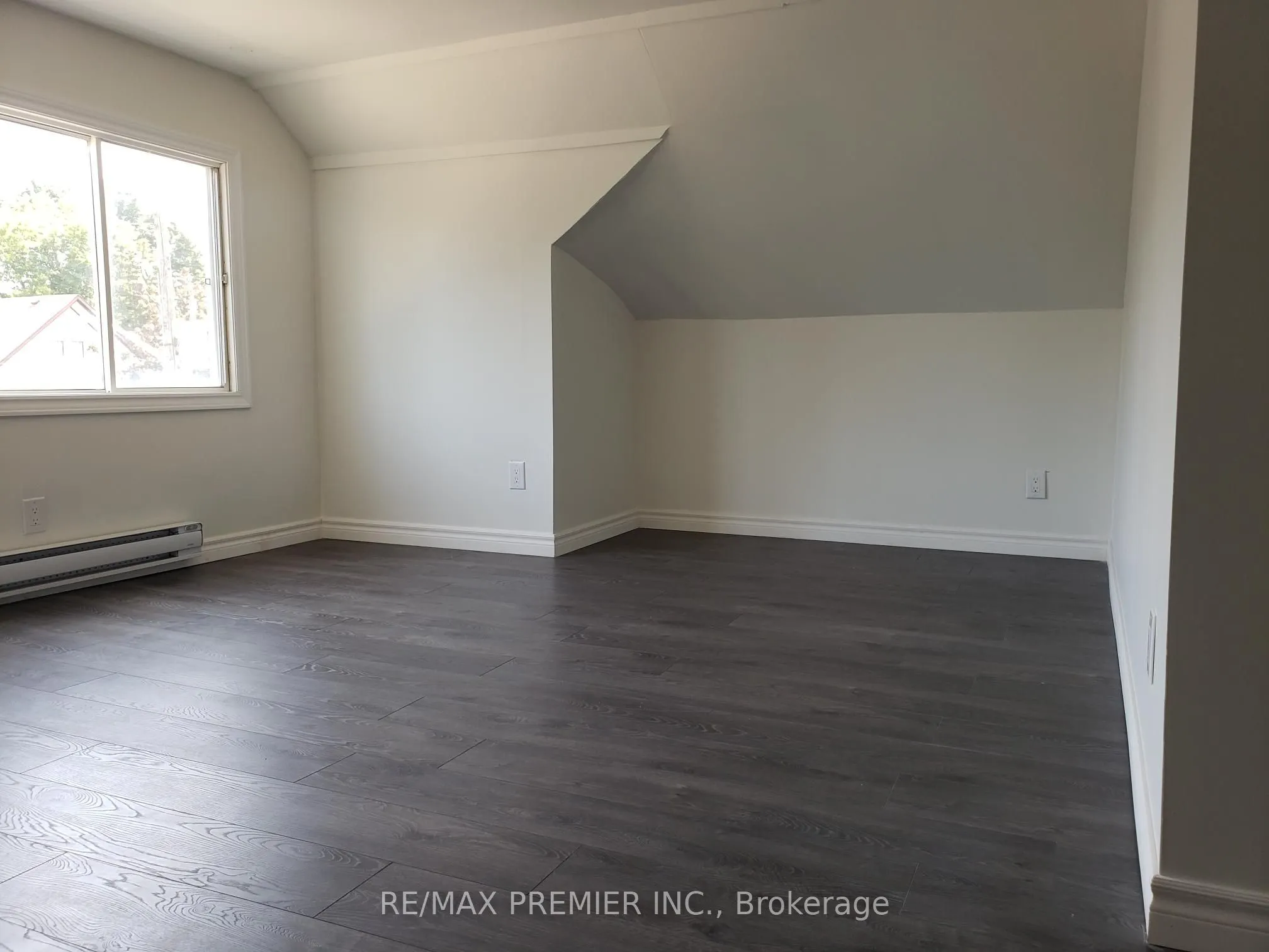 152 Elgin Street E